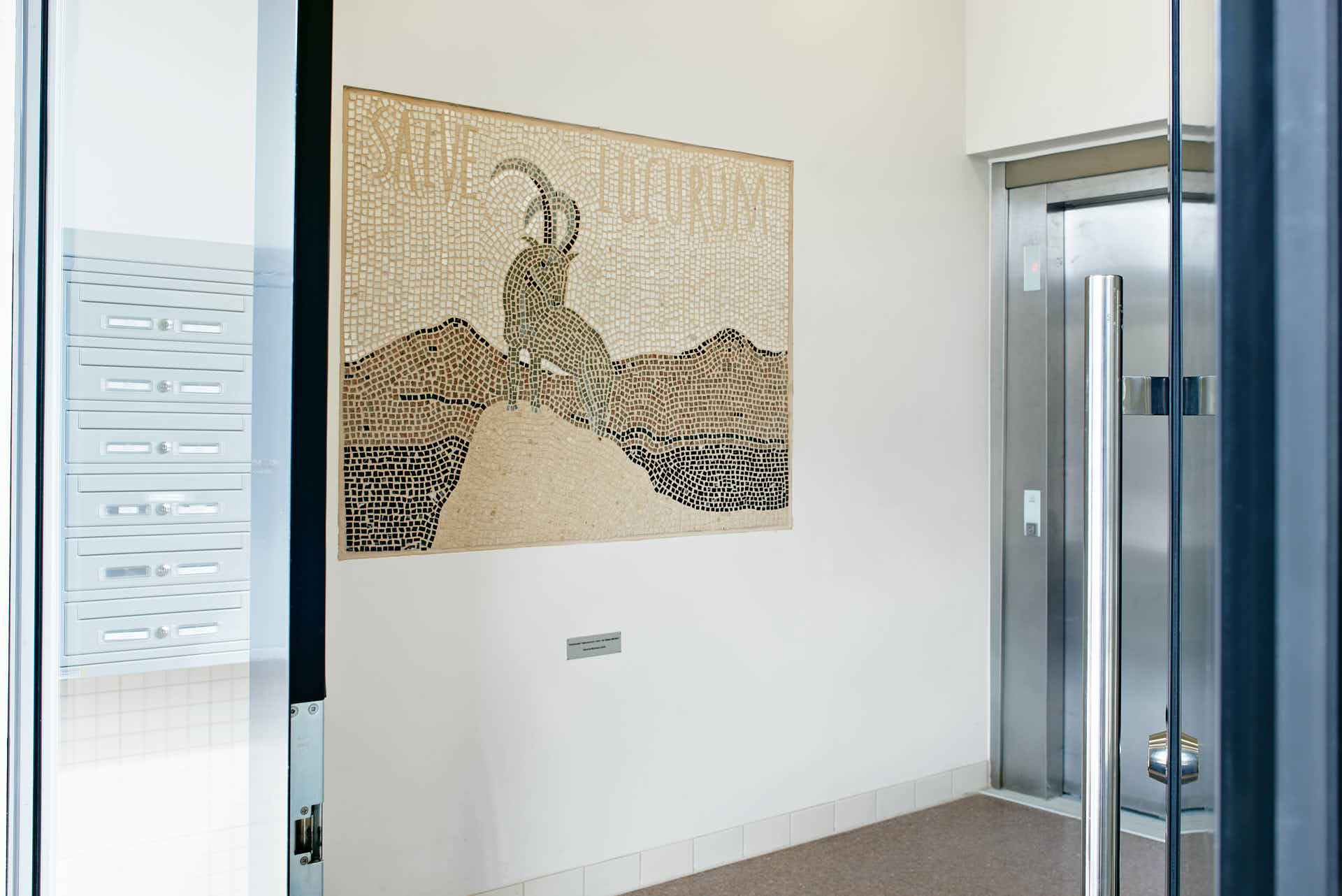 Entré med konstverket Salve Lucurum av Katarina Muhrbeck, Telefonplan, Stena Fastigheter, foto av Martin Ekwall