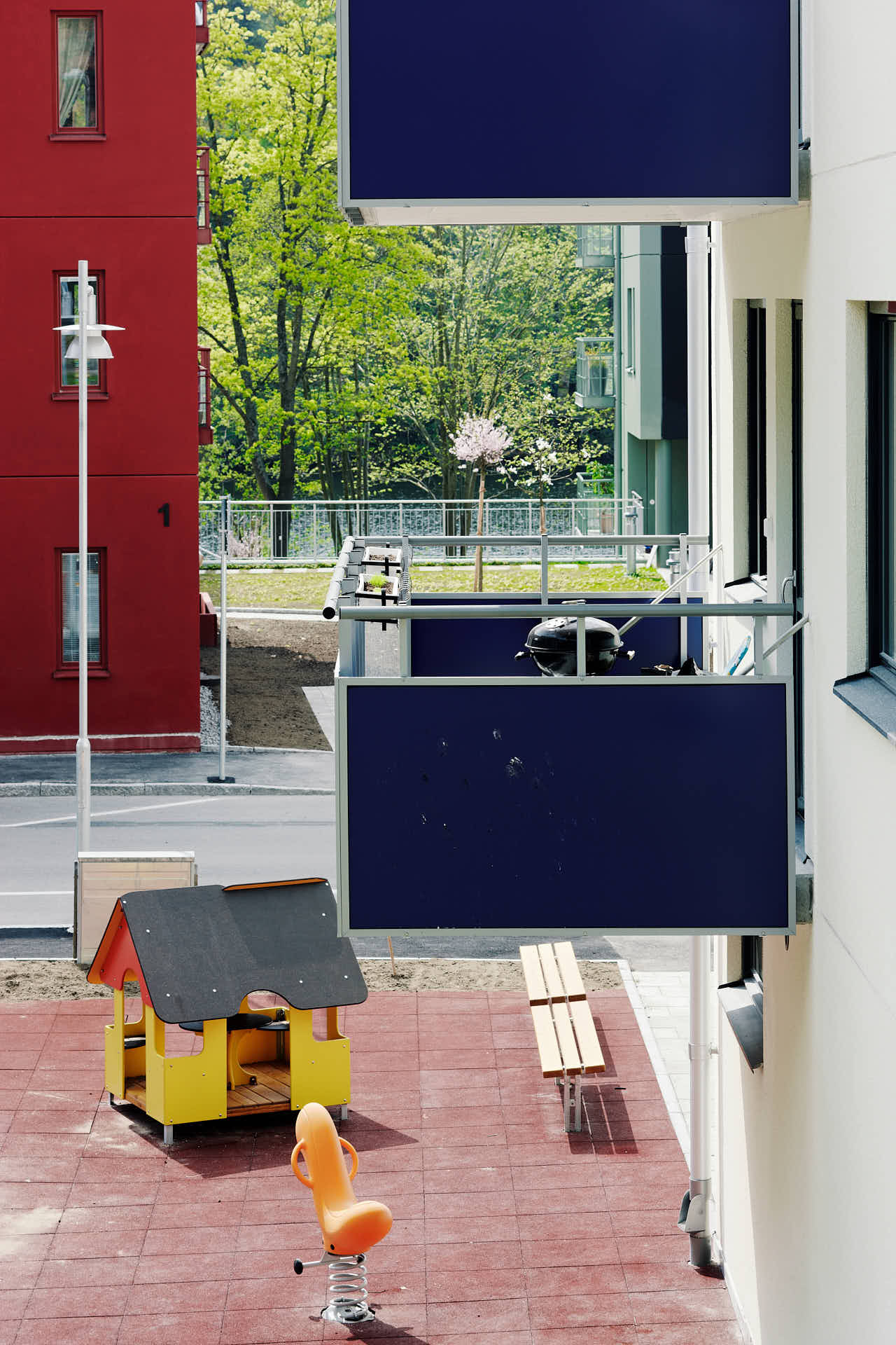 Flerbostadshus med lekplats, blåa balkonger i Sickla Sjö, Stena Fastigheter, foto av Martin Ekwall