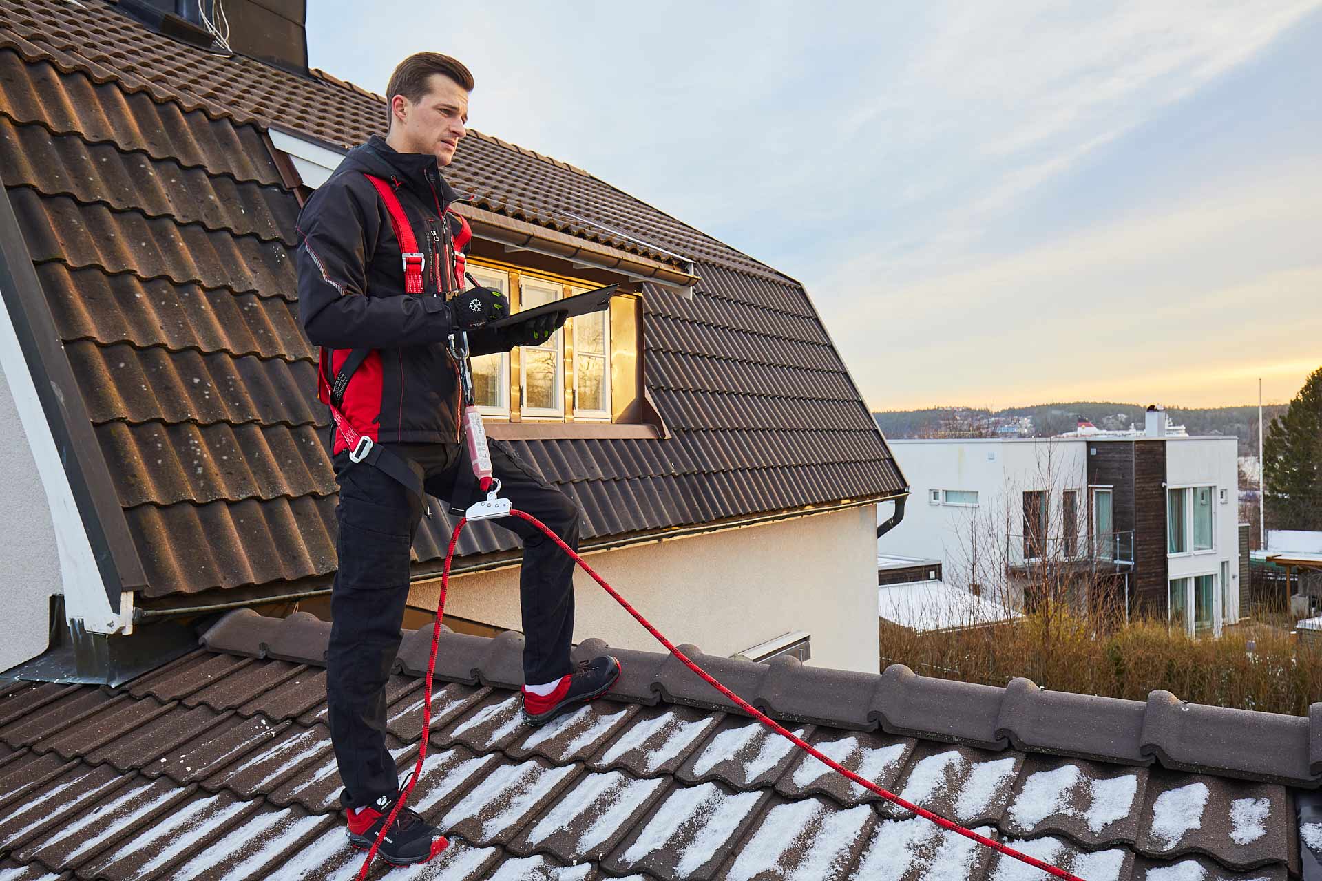 Offerträknare dokumenterar takets skick på protokoll/clipboard inför rekommenderad åtgärd i offert. Foto Martin Ekwall.
