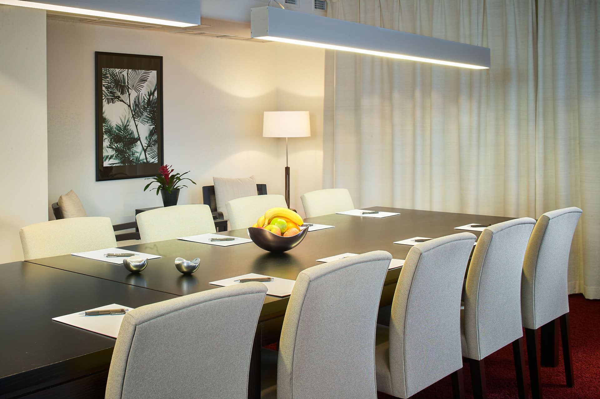 Radisson Blue Arlandia, sektion av konferensrum med vita stolar och svart bord. Foto Martin Ekwall
