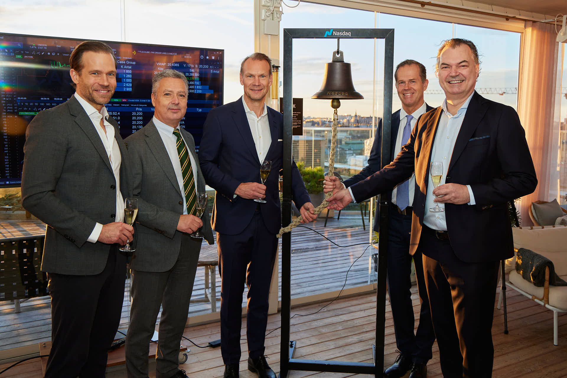 Case Fonder, vid öppningsklockan står Emil, Henrik, Niklas, Stefan och Jörgen. Foto Martin Ekwall