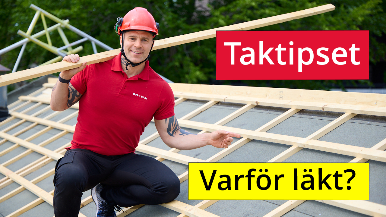YouTube-tumnagel “Taktipset”: VD David Frykman sitter på takläkt och pekar, text “Varför läkt?”. Foto Martin Ekwall.