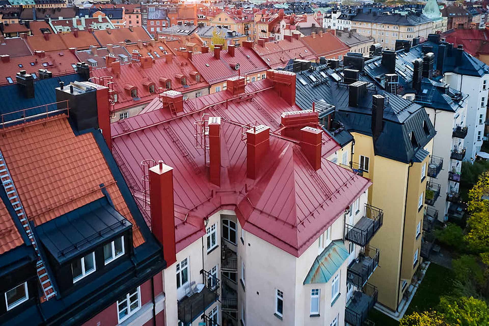 Helomläggning av plåttak. Plåtbeklädda takkupor med taksäkerhet och gångbryggor vid takomläggning, Torsgatan 63, Stockholm. Foto Martin Ekwall.