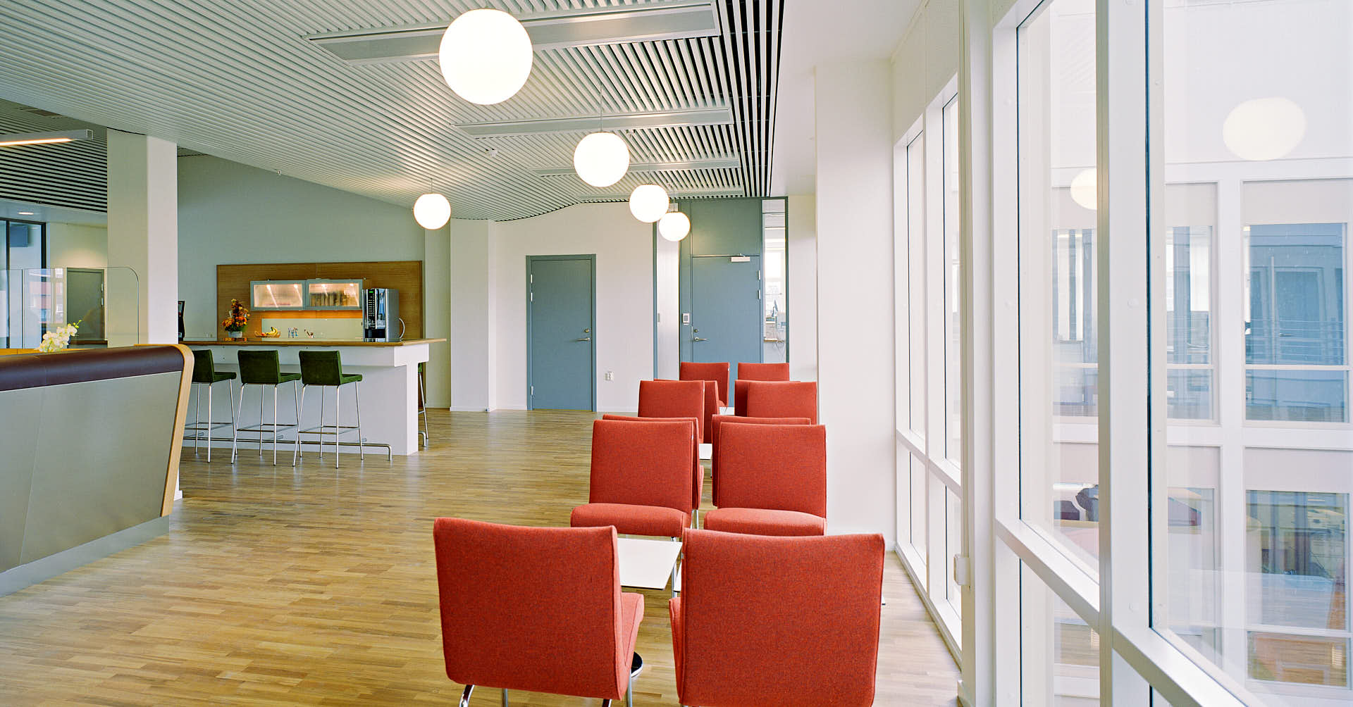 Green Cargos kontor i Solna Business Park, lobby bredvid reception och atrium. Foto av Martin Ekwall
