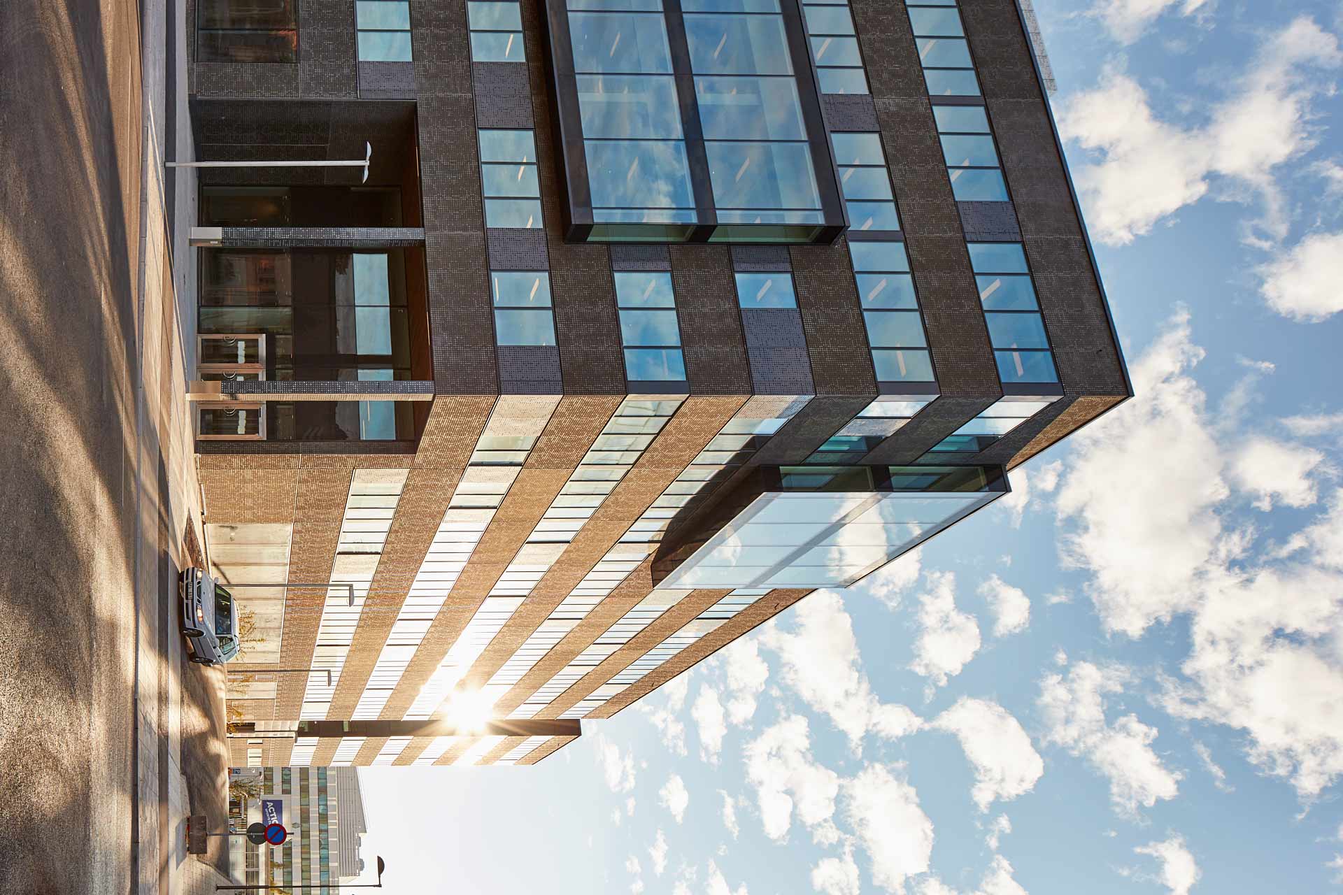 Tele2-husets norra fasad med stora fönsterpartier och tydlig volym, exteriör, projektlett av In3prenör. Foto Martin Ekwall.