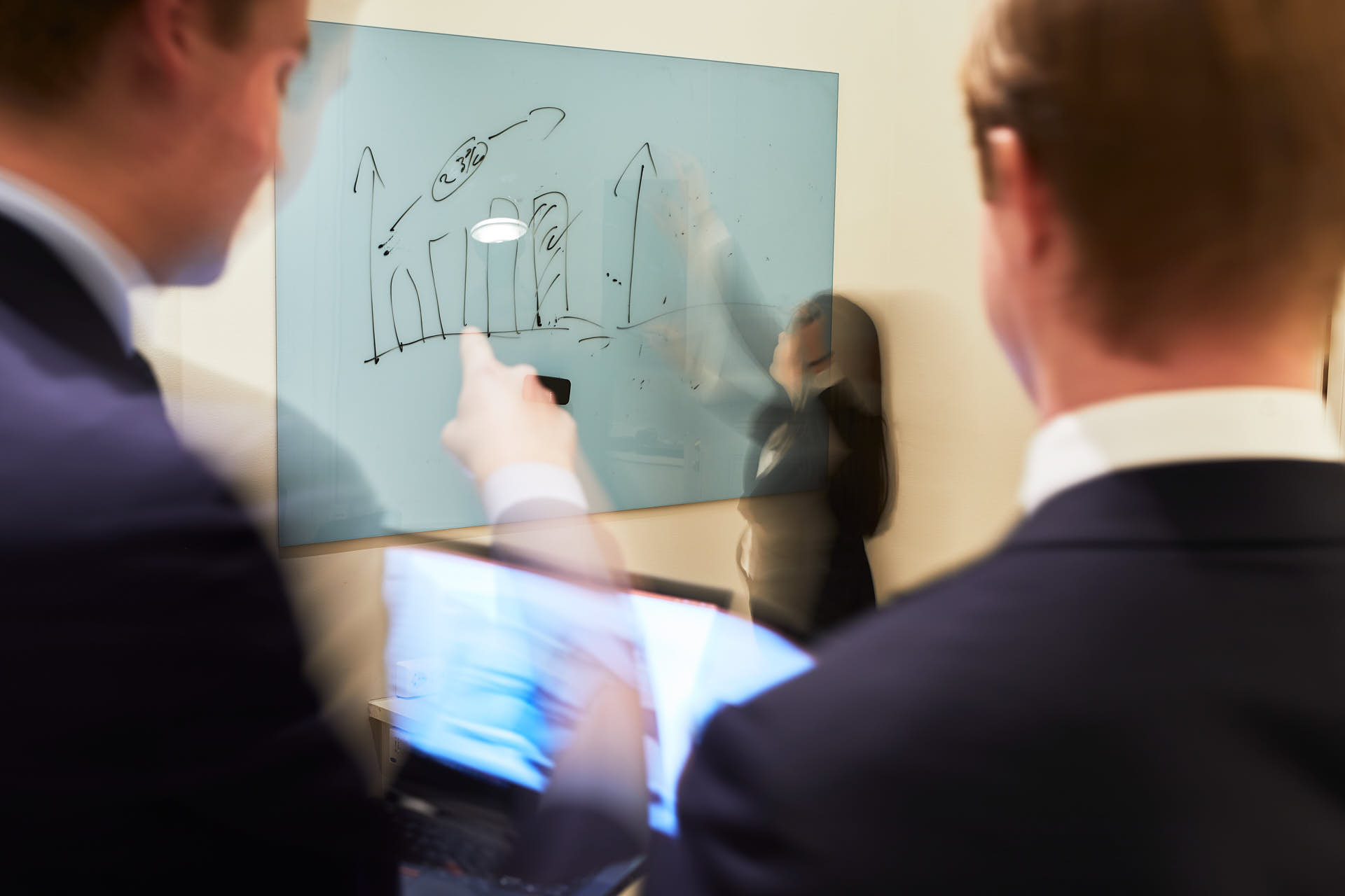 Investeringsbolag, medarbetare pekar på tavla i rörelse i Stockholm, foto Martin Ekwall.