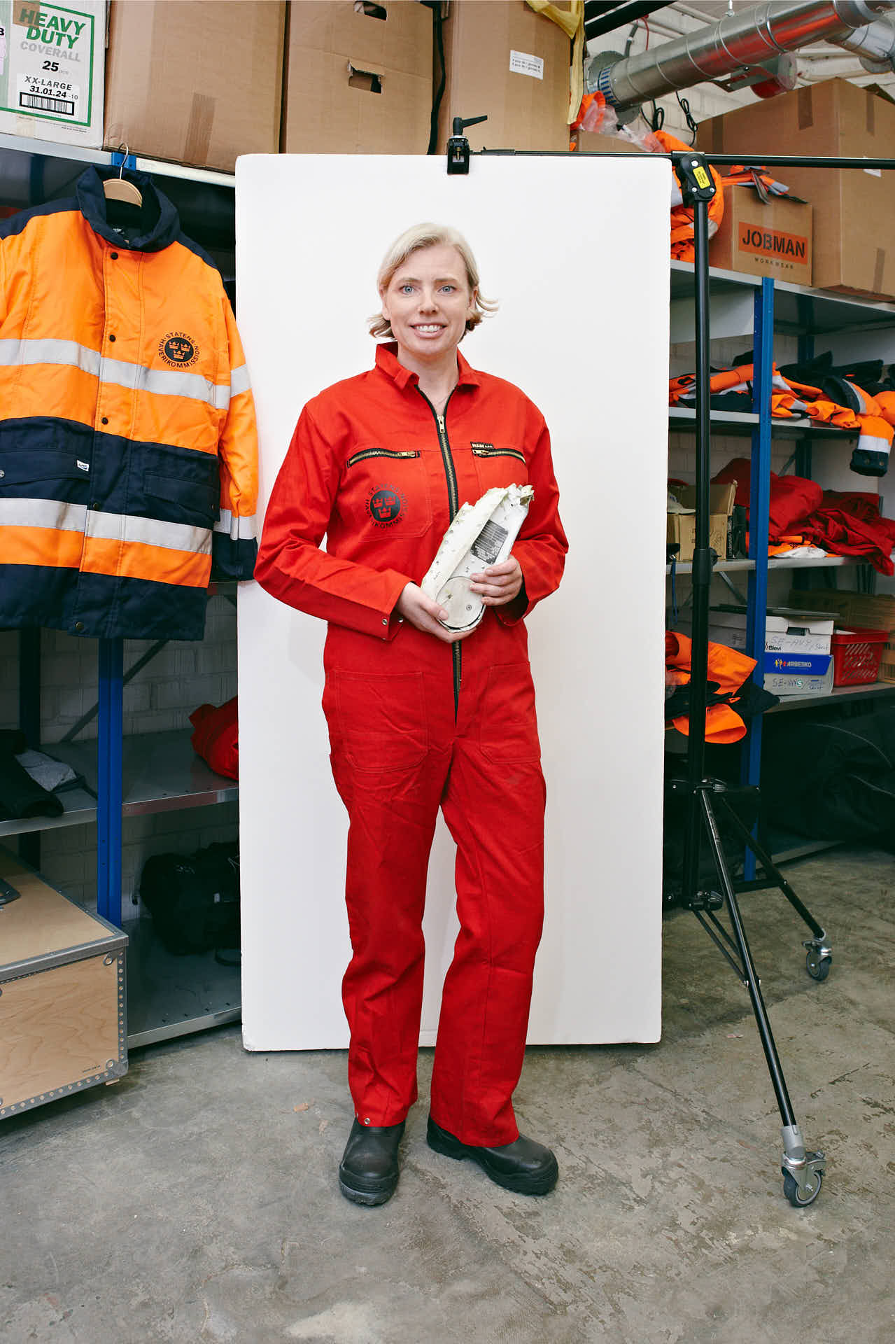 Pia Jacobsson från Statens Haverikommission fotograferad i arbetsmiljö, iförd röd overall, efter UGL-utbildning på Gällöfsta Herrgård & Konferens. Foto: Martin Ekwall.