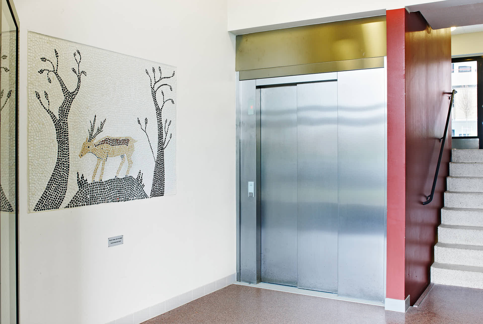 Entré med konstverket Hjorten av Katarina Muhrbeck, Telefonplan, Stena Fastigheter, foto av Martin Ekwall