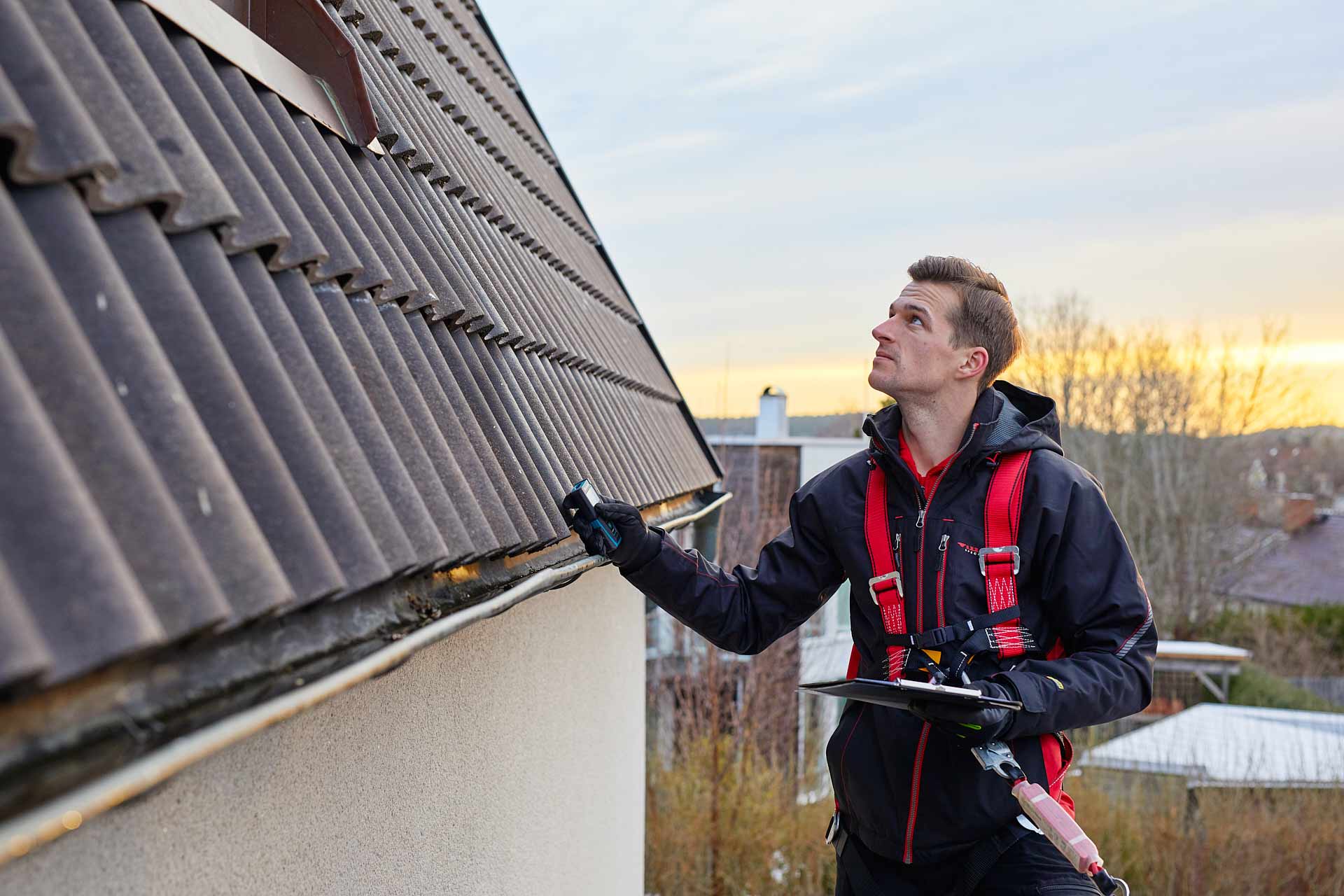Offerträknare mäter taket med lasermätare för att ta fram underlag till slutlig offert. Foto Martin Ekwall.
