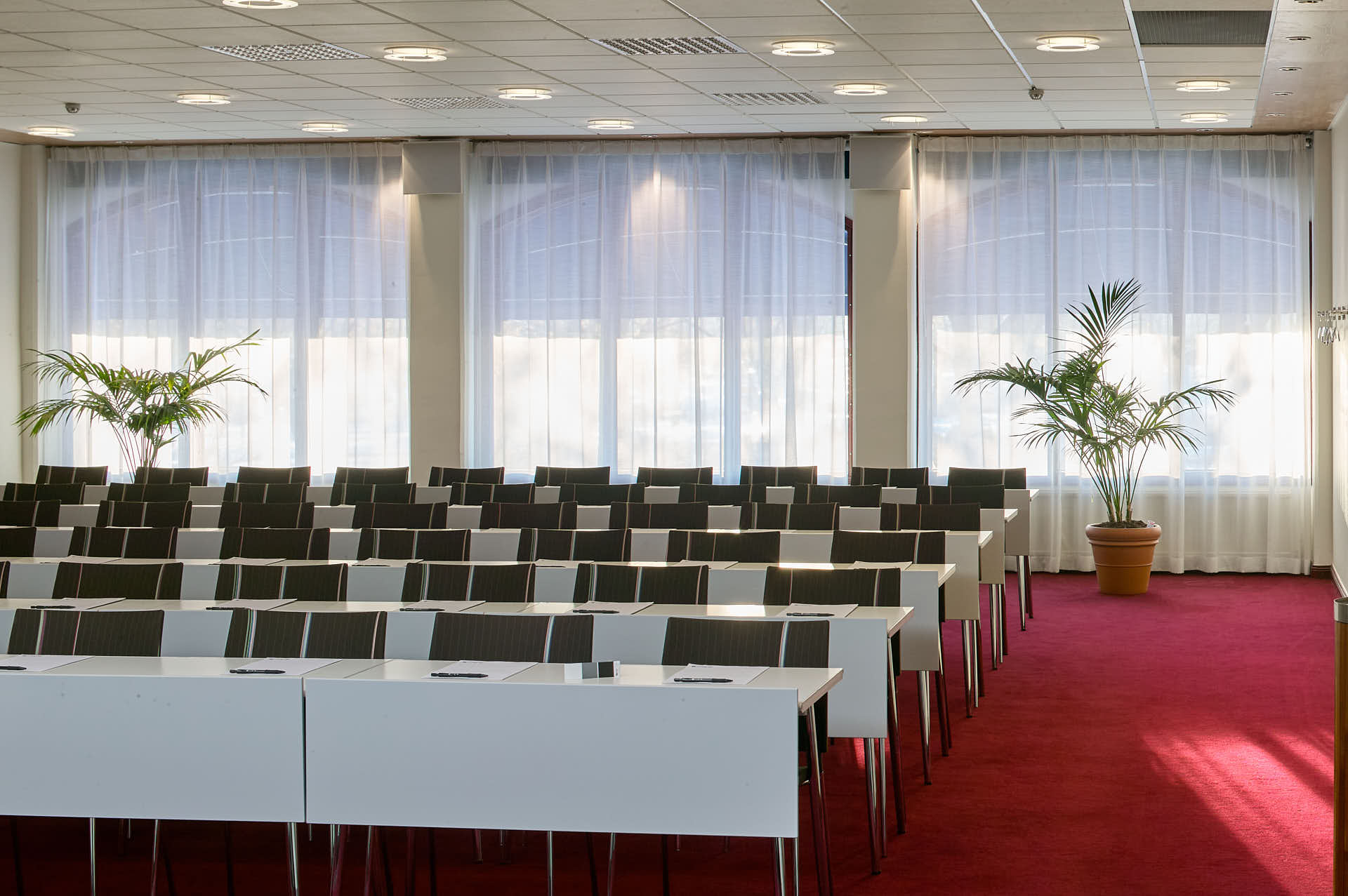 Radisson Blue Sky City Hotel konferensrum, stora förnster som soleljuset flödar in i rummet. Foto Martin Ekwall