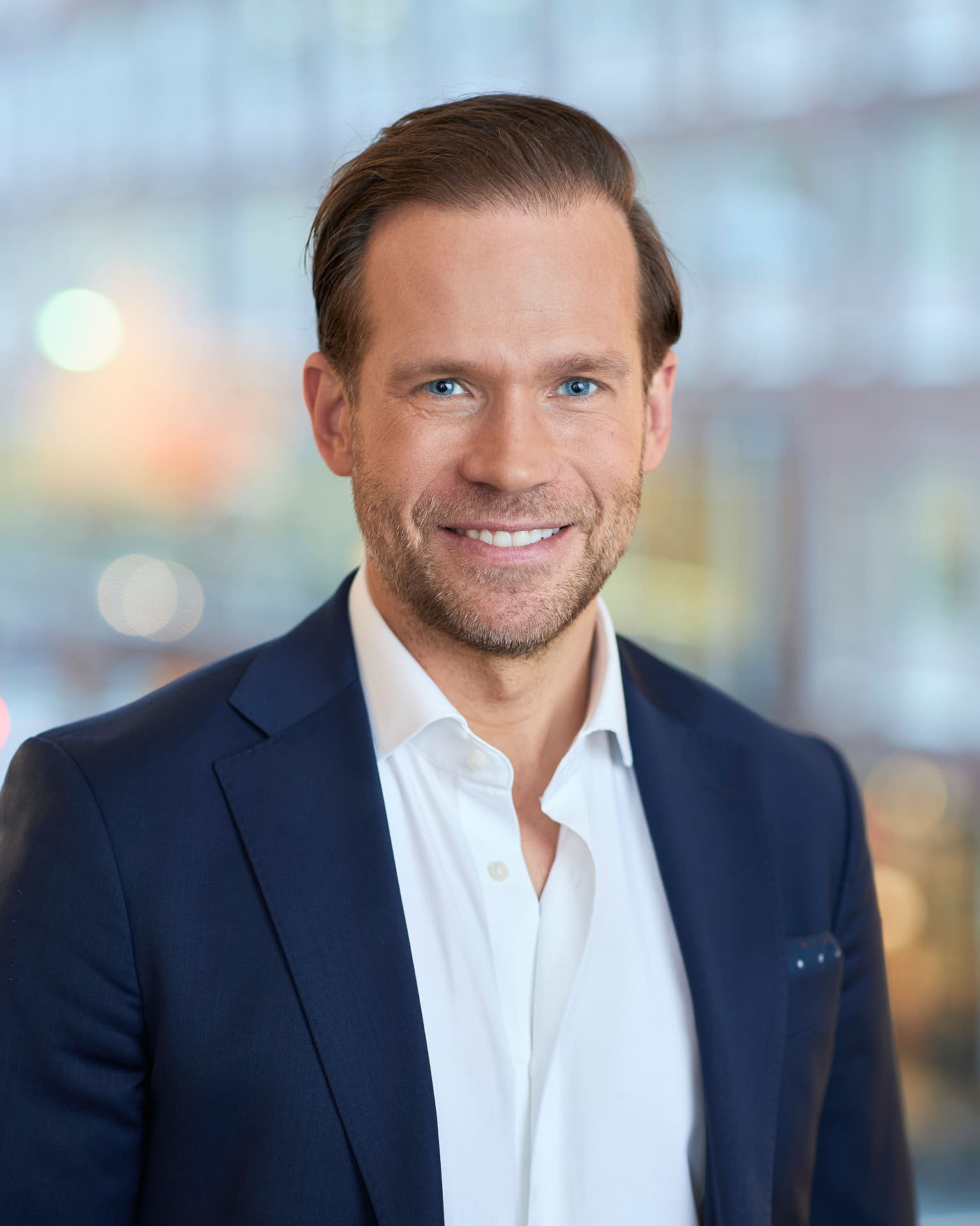 Porträtt av Emil Lundstrom i kontorsmiljö hos Case Kapitalförvaltning i Stockholm. Foto av Martin Ekwall.