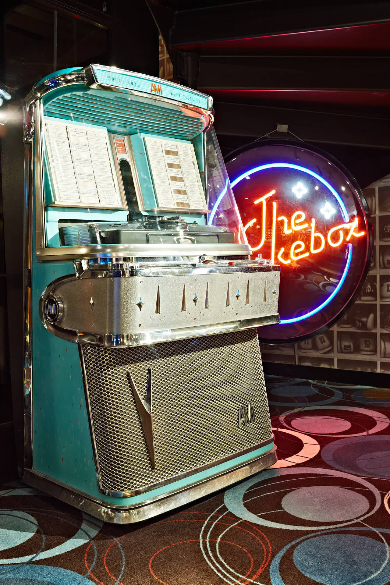 Klassisk AMI-jukebox i retrostil med neonljus och skylten “The Jukebox” i Marions Gastro. Färgstarkt golv och punktbelysning. Foto av Martin Ekwall för Co-Pilot.