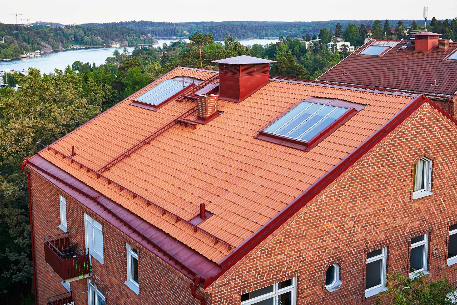 Takomläggning med lertegelpannor, takfönster och plåtdetaljer på tegelhus, Ugglevägen 30. Foto Martin Ekwall.