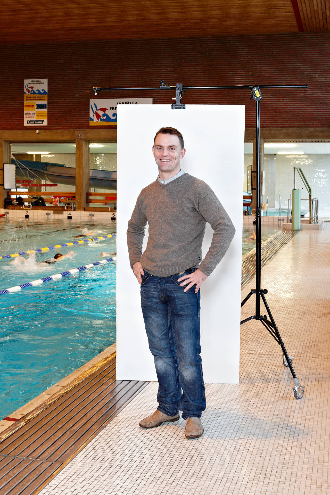 Fredrik Jegendal från Järfälla Simhall poserar vid bassängen efter UGL-utbildning på Gällöfsta Herrgård & Konferens. Foto: Martin Ekwall.