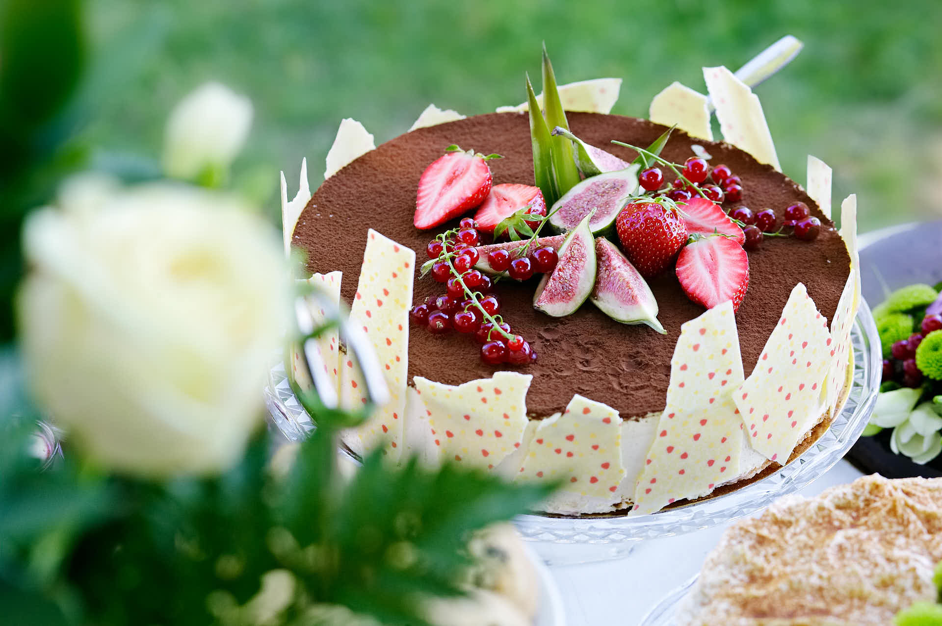 Såstaholm konferens, afternoon tea under lindträn, choklad garnache i utomhusmiljö. Foto Martin Ekwall