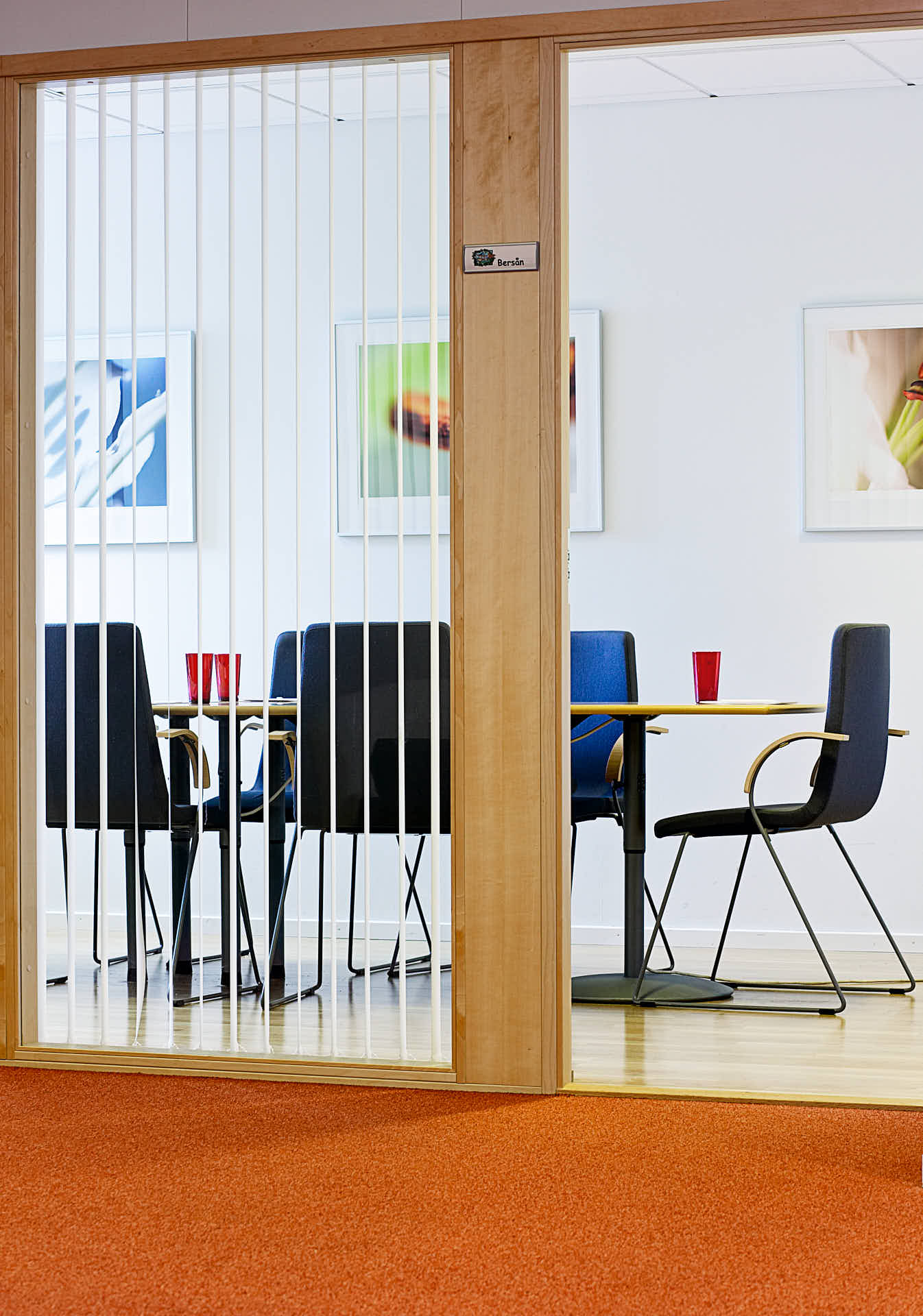 Vy från hallen till del av ett konferensrum i Solna Business Centre, foto av Martin Ekwall