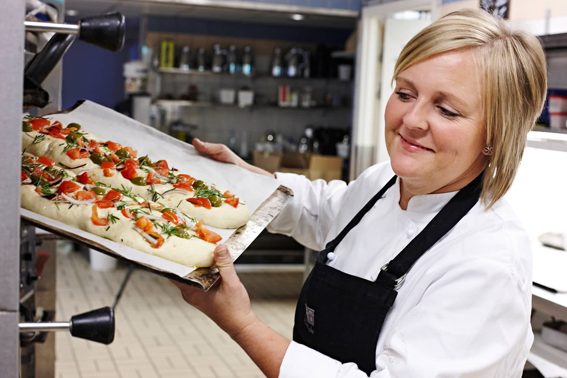 Villa Aske. Bakning av Foccacia bröd. Bagaren ställer in brödet i ungnen. Foto Martin Ekwall
