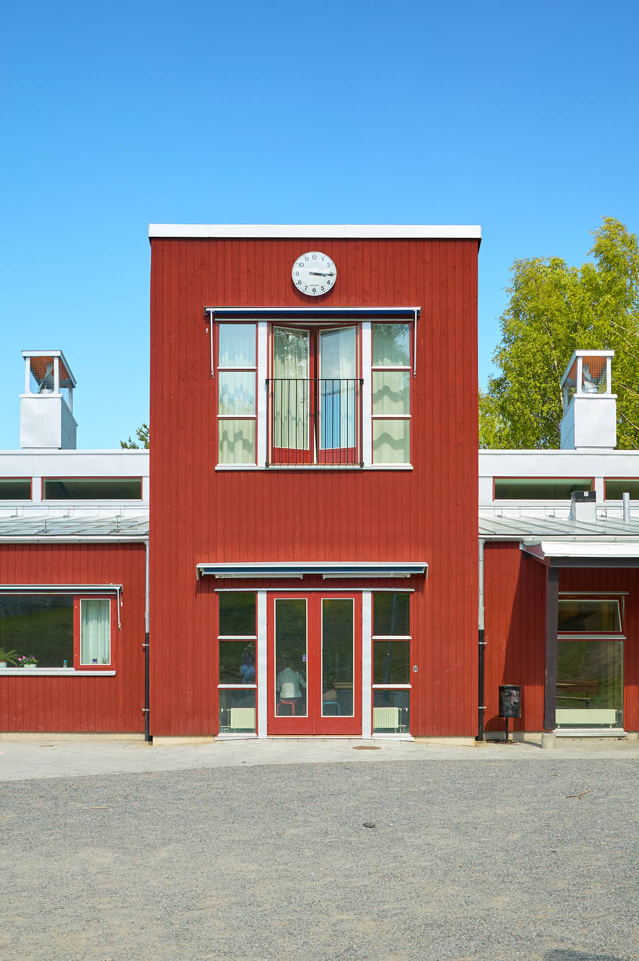 Fasaddetalj av Brunns skola i Värmdö. Faluröd träpanel, byggnaden ritades av White Arkitekter, arkitekturfoto av Martin Ekwall..