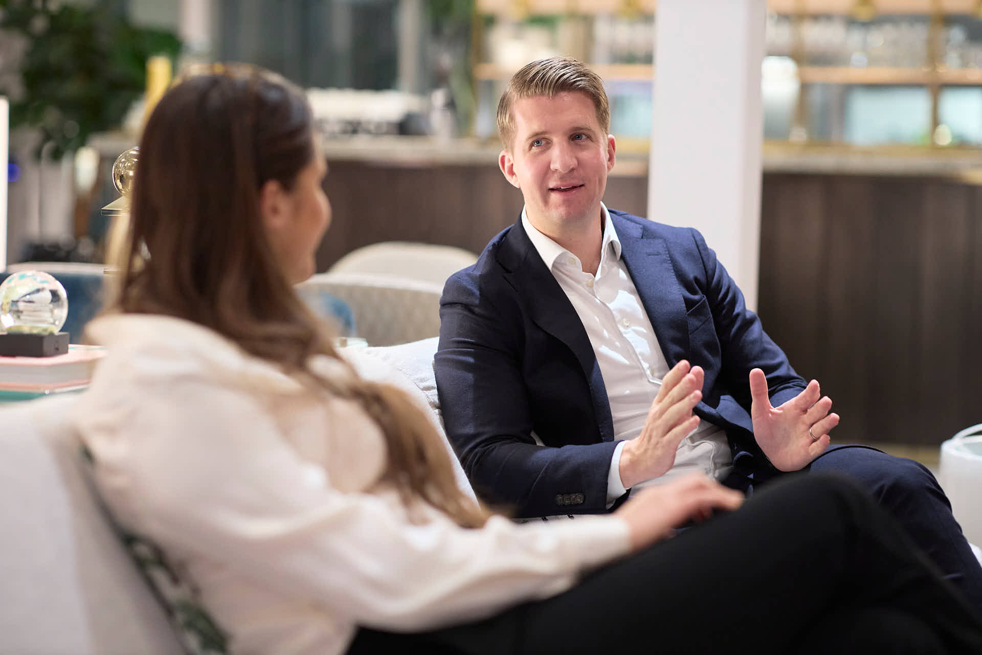 Case-personal I lounchen, Elin och Carl samtalar, tittar på varandra. Foto av Martin Ekwall.