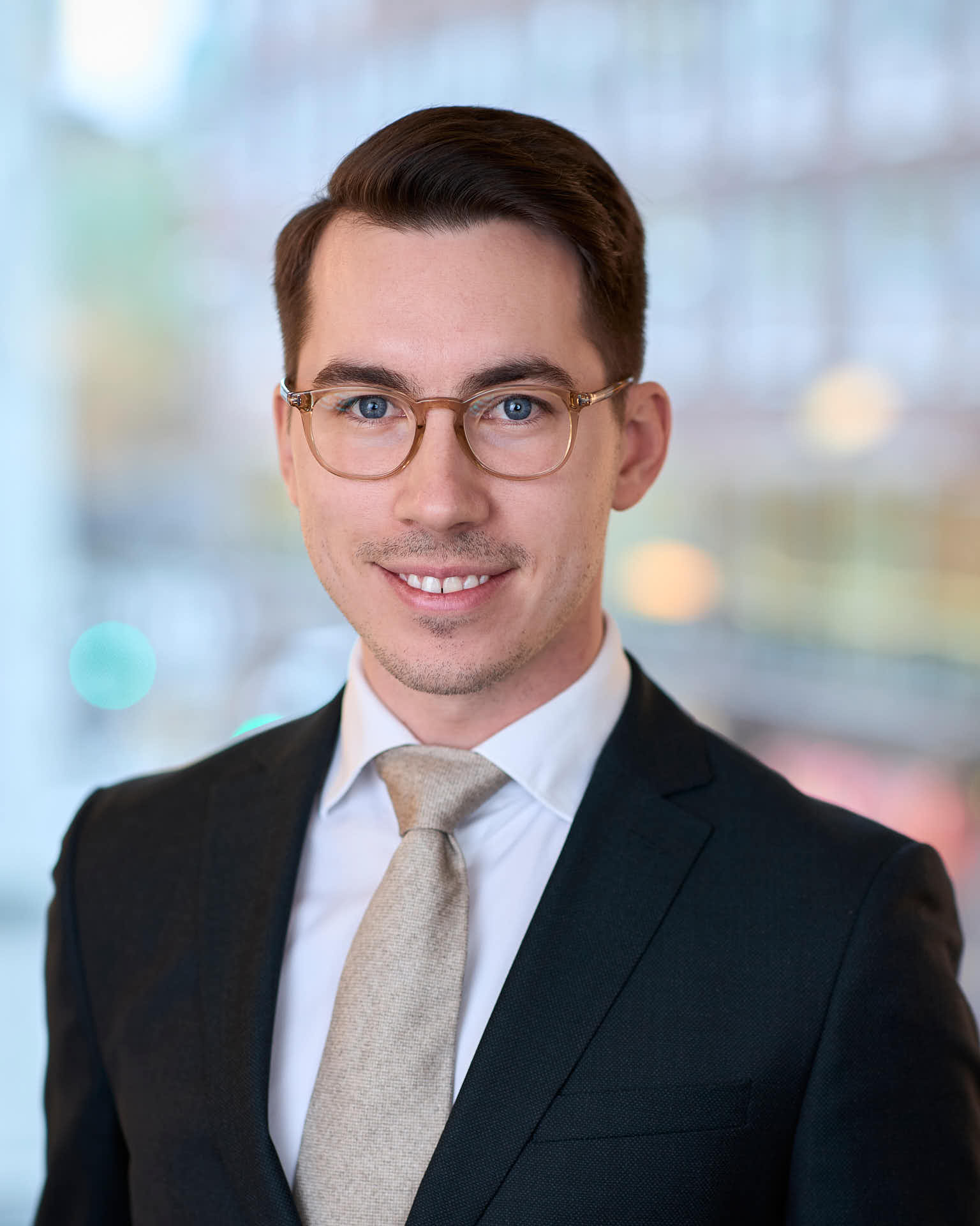 Porträtt av Oscar Andrassy i kontorsmiljö hos Case Kapitalförvaltning i Stockholm. Foto av Martin Ekwall.