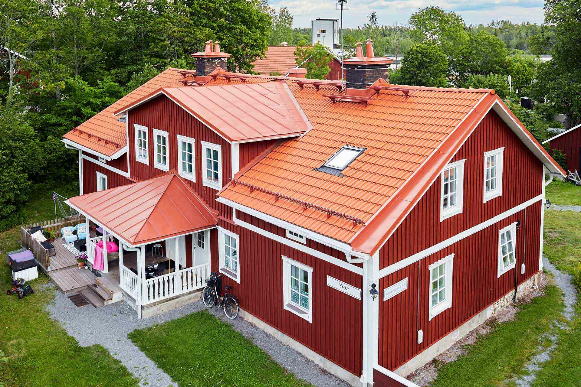 Takrenovering på flerbostadshus, tvåkupigt lertegel. i Uppsala utförd av DM Tak. Foto Martin Ekwall.
