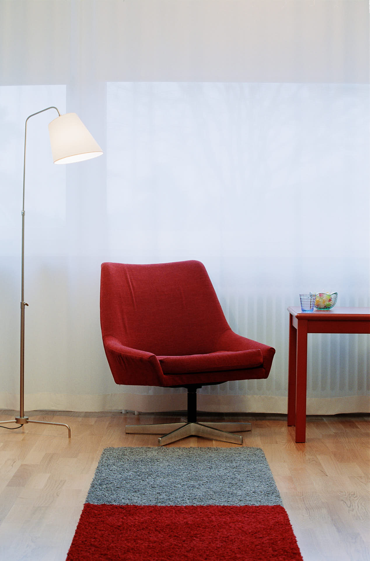 Gällöfsta Herrgård, litet hotellrum detalj av stol med lampa och matta. Foto Martin Ekwall