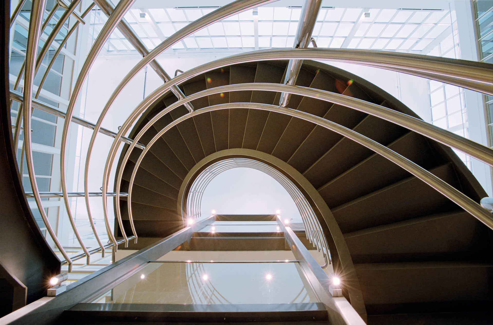 Spiraltrappa i atrium hos företaget ISS, beläget i Fräsaren 11, Solna Business Park. Foto av Martin Ekwall.