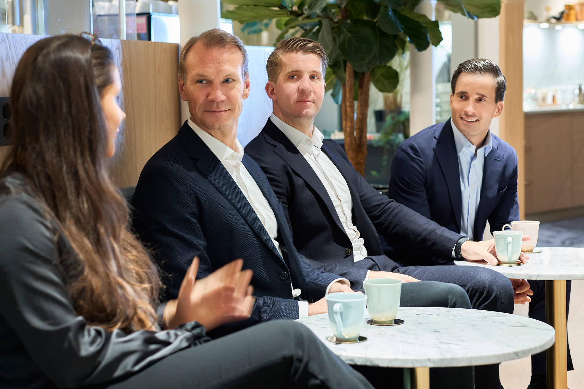 Case Kapitalförvaltning i lounchen. Elin samtalar Niklas Lidström, Carl Bergenstråhle och Johan Andrassy, foto av Martin Ekwall
