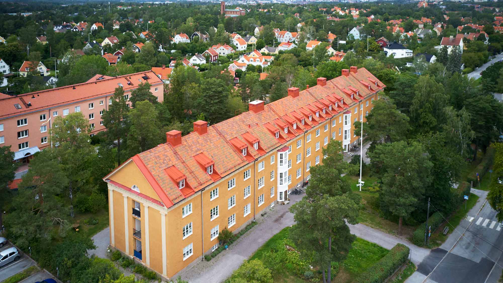 Flerbostadshus med lertegeltak och flera takkupor, Herman Ygbergs väg 2–10, Bromma. Foto Martin Ekwall..