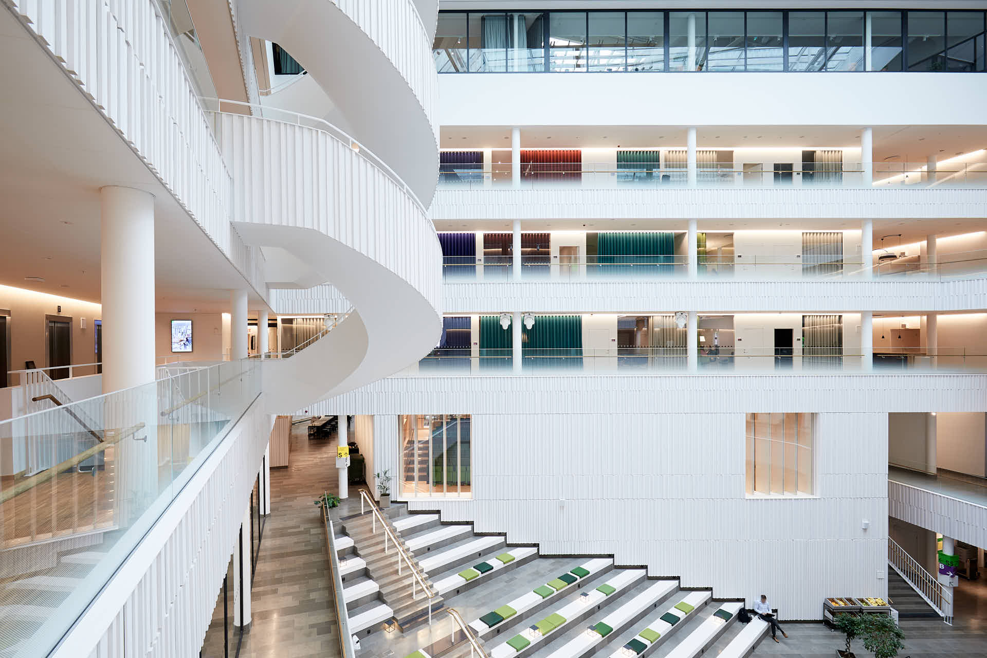 SEB huvudkontor, atrium med mötesrum på varje våning, vy från plan 3 mot sitt-trappan, kund Fabege. Foto av Martin Ekwall