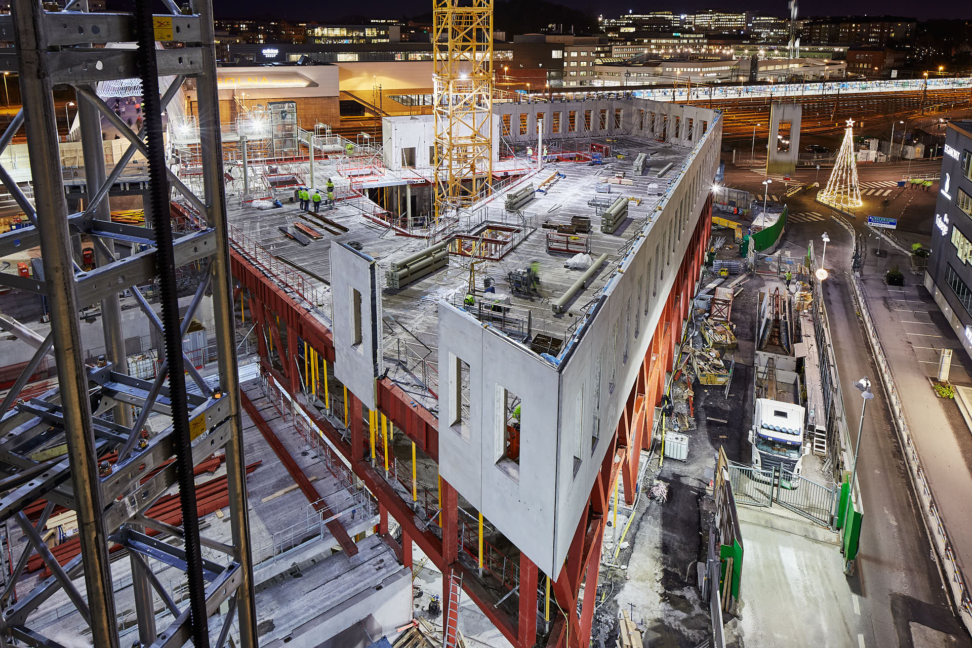 Fabege, SEB-hus 3 stommen monteras under en kväll i december. Byggbelysningen lyser upp det trekantiga huset. Foto Martin Ekwall