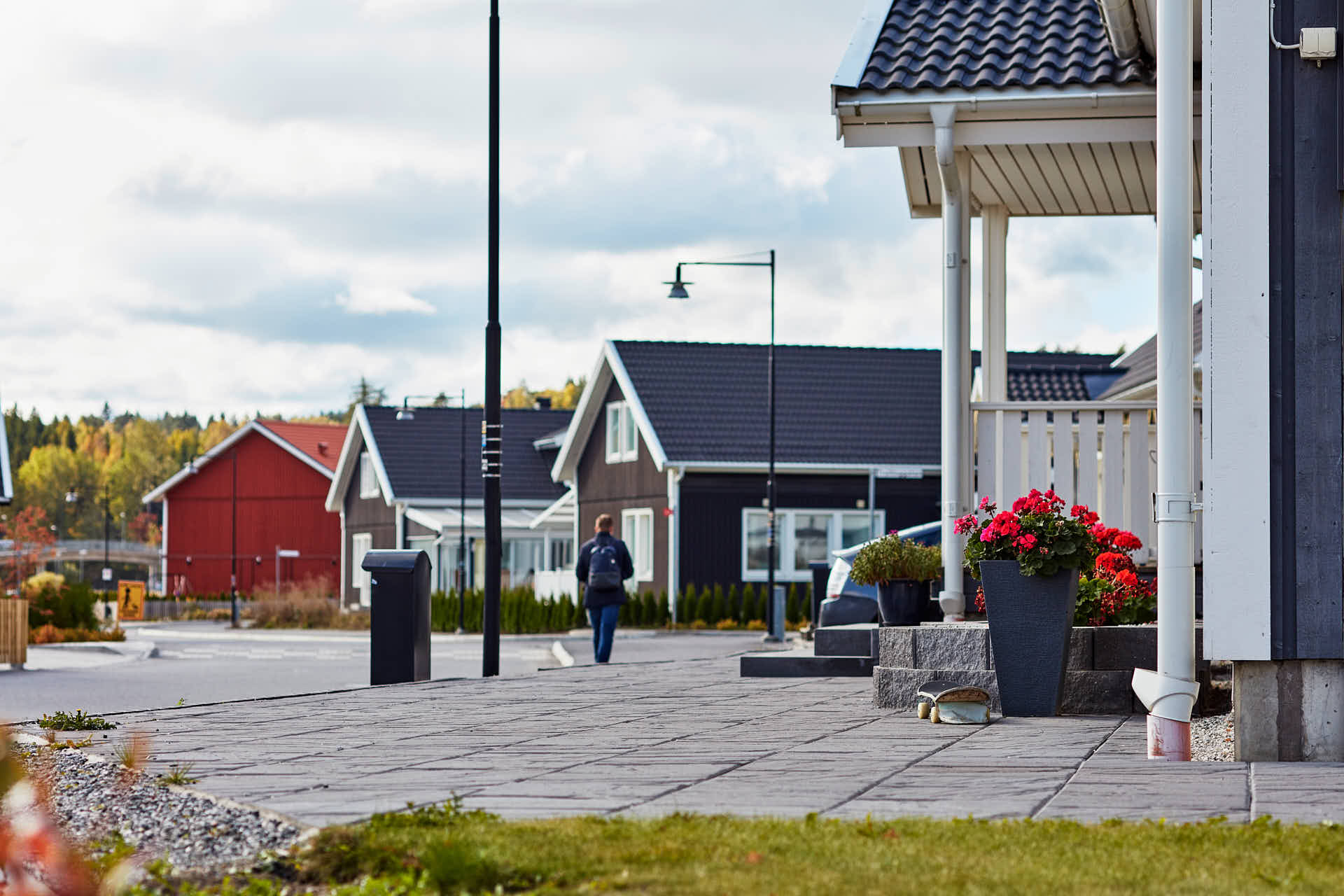 Villafarstu med blommor i villkvarter,  Glasberga Sjöstad i Södertälje. Kund Paradoumo, foto av Martin Ekwall