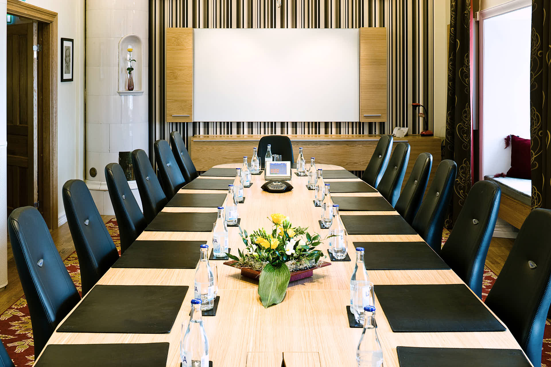 Såstaholm, konferensrum med långbord med svarta stolar. Sobert designat rum. Foto Martin Ekwall