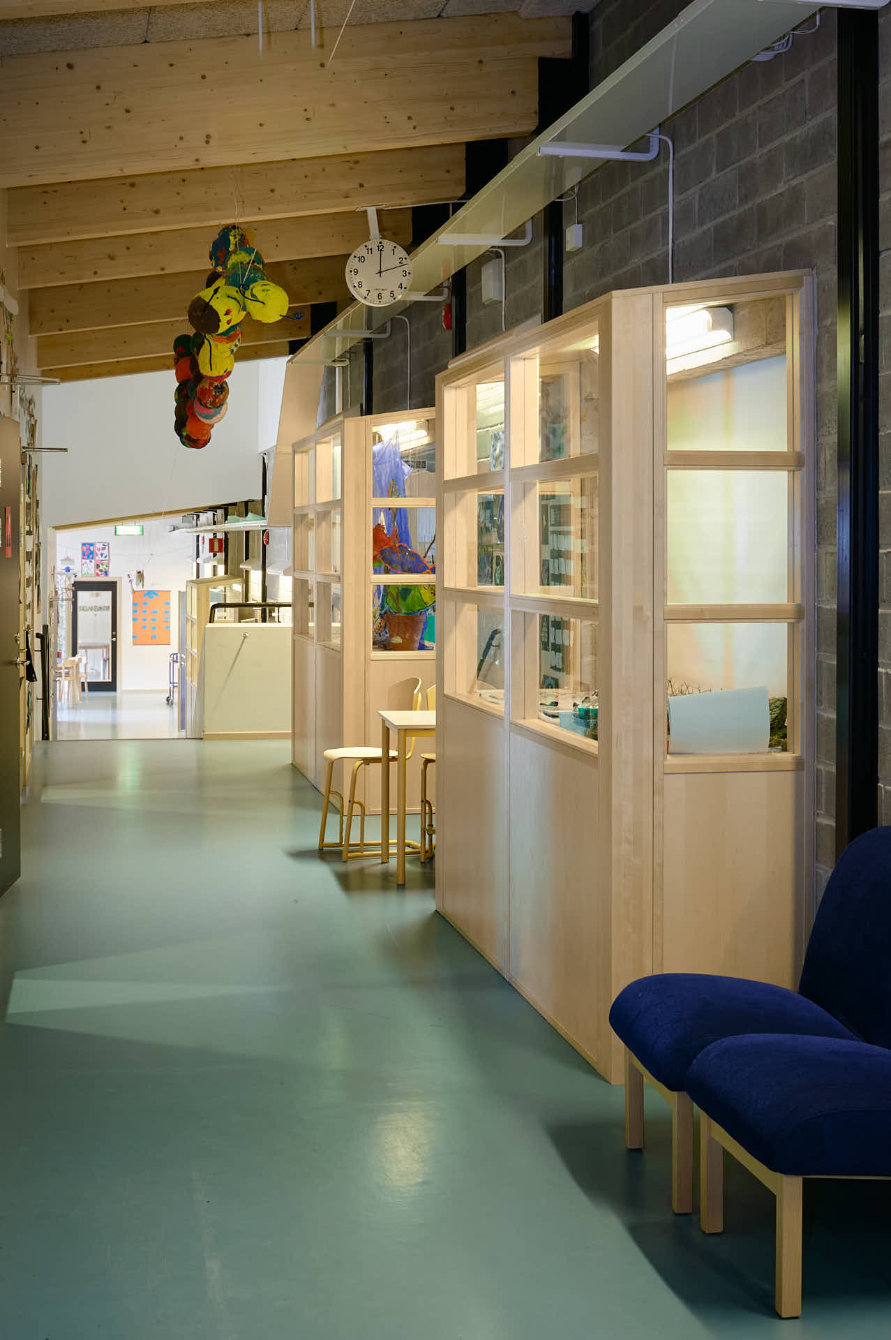 Korridor i Brunns skola med burspråk från klassrum. Ritad av White Arkitekter, arkitekturfoto Martin Ekwall..