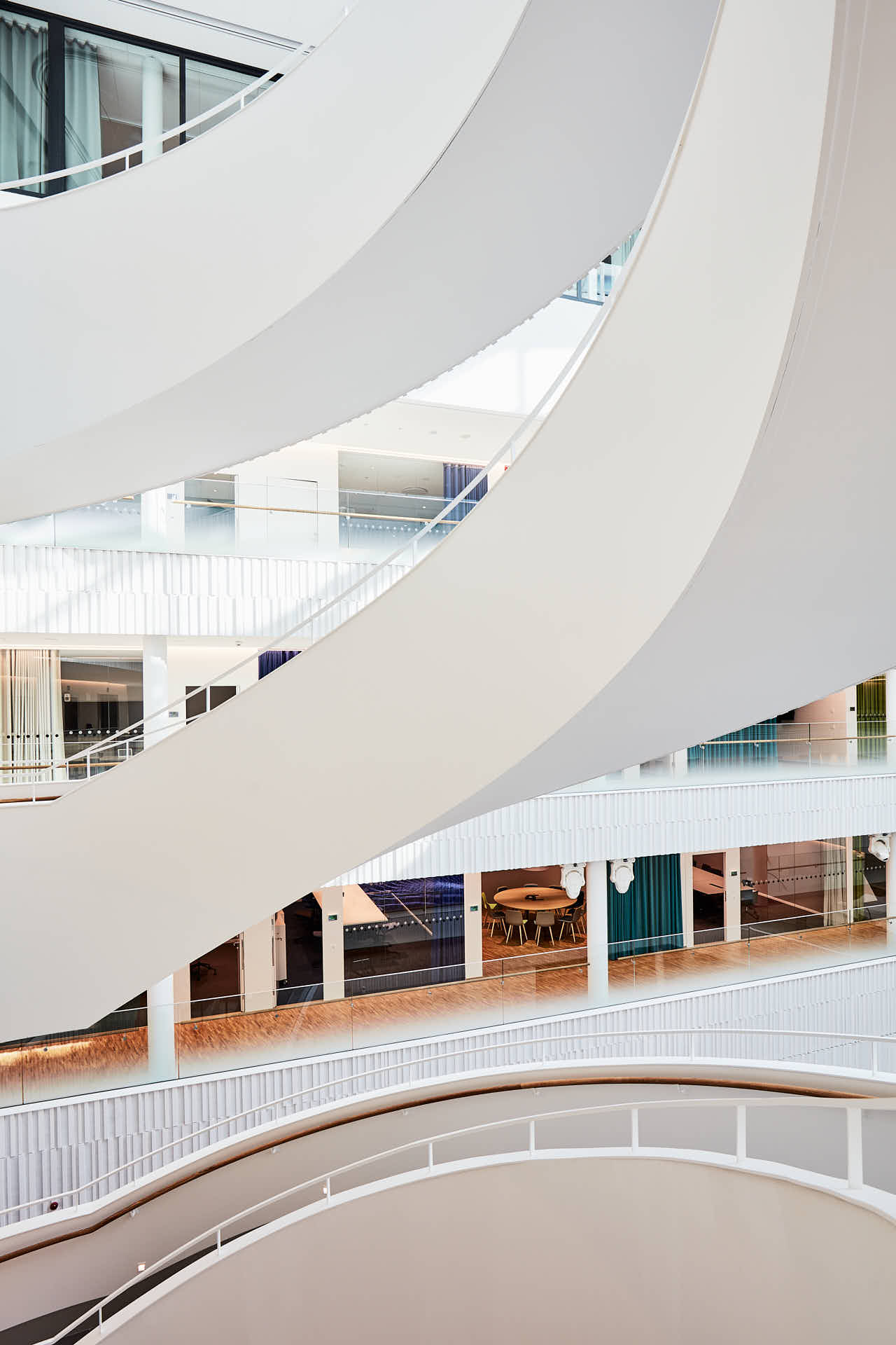 SEB huvudkontor, i atrium finns denna spiraltrappa som förbinder flera våningar, kund Fabege. Foto av Martin Ekwall