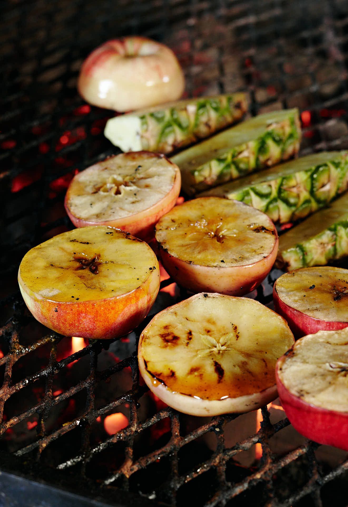 Grillkväll på Gällöfsta Herrgård i tema is och eld, grillade äpplen. Foto Martin Ekwall