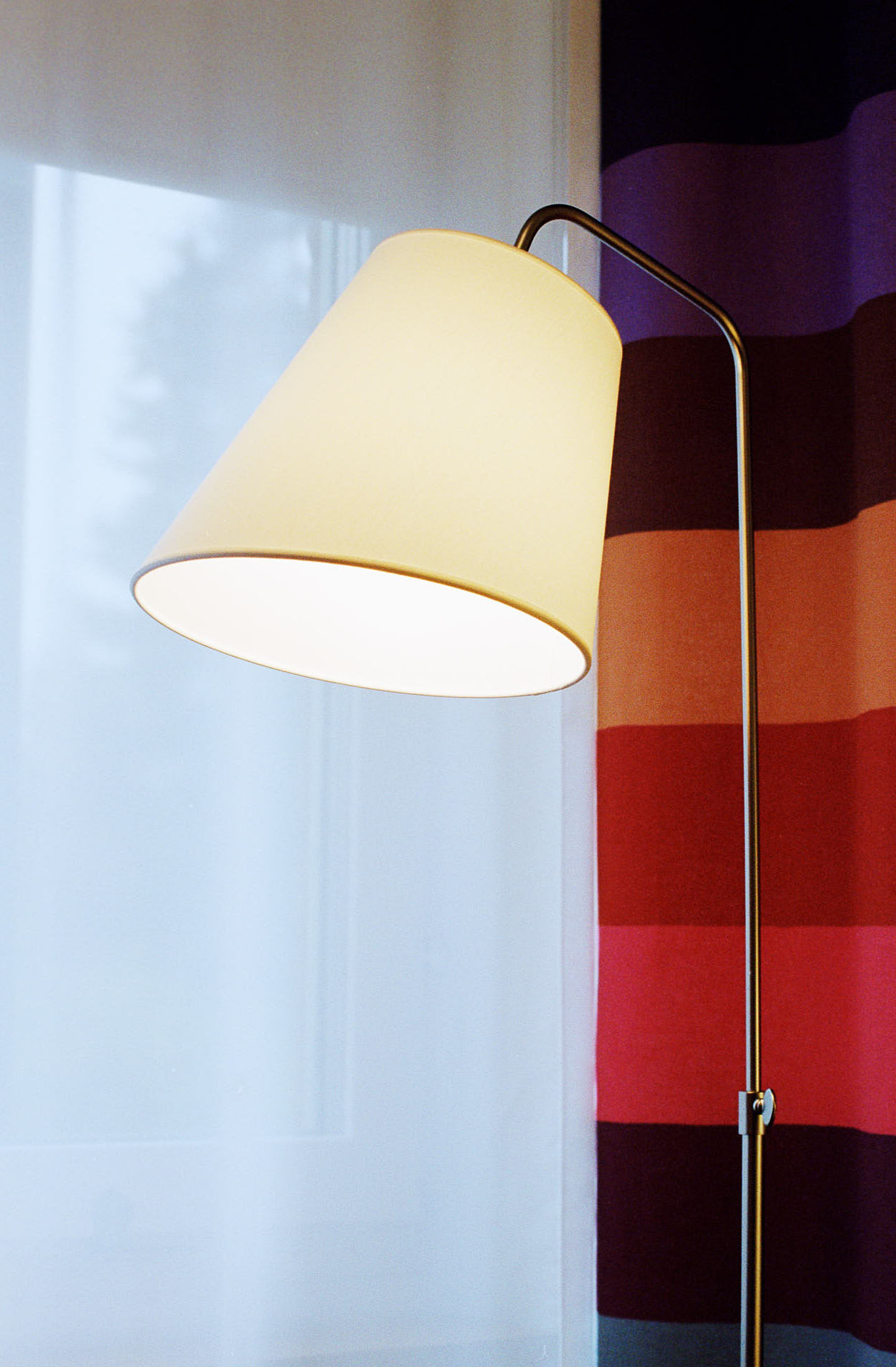 Gällöfsta Herrgård, litet hotellrum detalj av lysande lampa. Foto Martin Ekwall