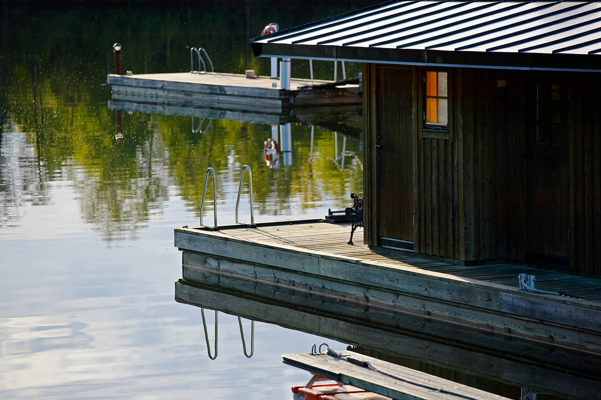Thoresta Herrgård. Bastun vid Båthuset i mjukt ljus och vattenspegling. Foto Martin Ekwall.