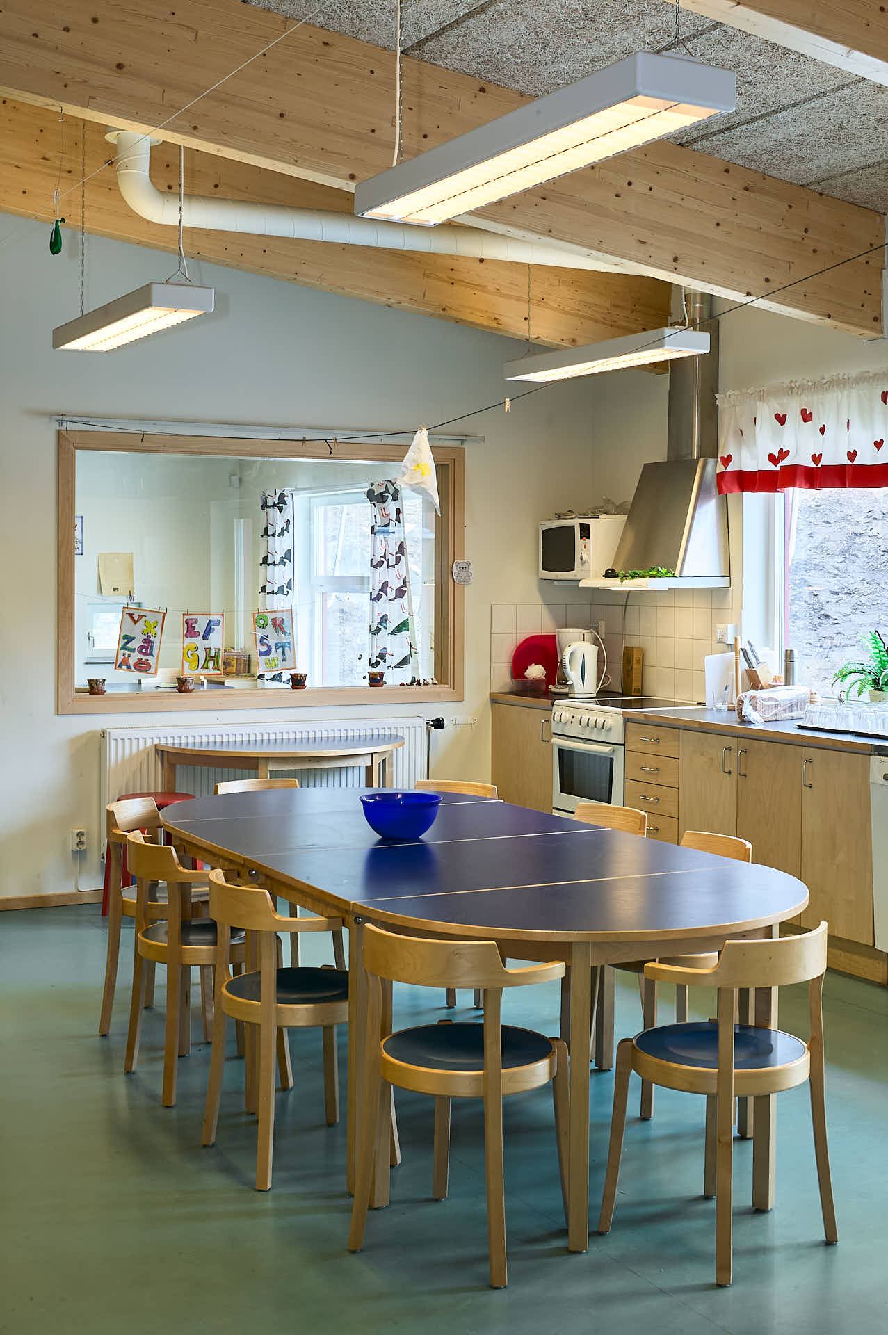 Matplats i Brunns skola, Värmdö. Layout för små grupper, högt i tak och hemtrevlig miljö. Byggnaden ritades av White Arkitekter och Martin Ekwall fotograferade..