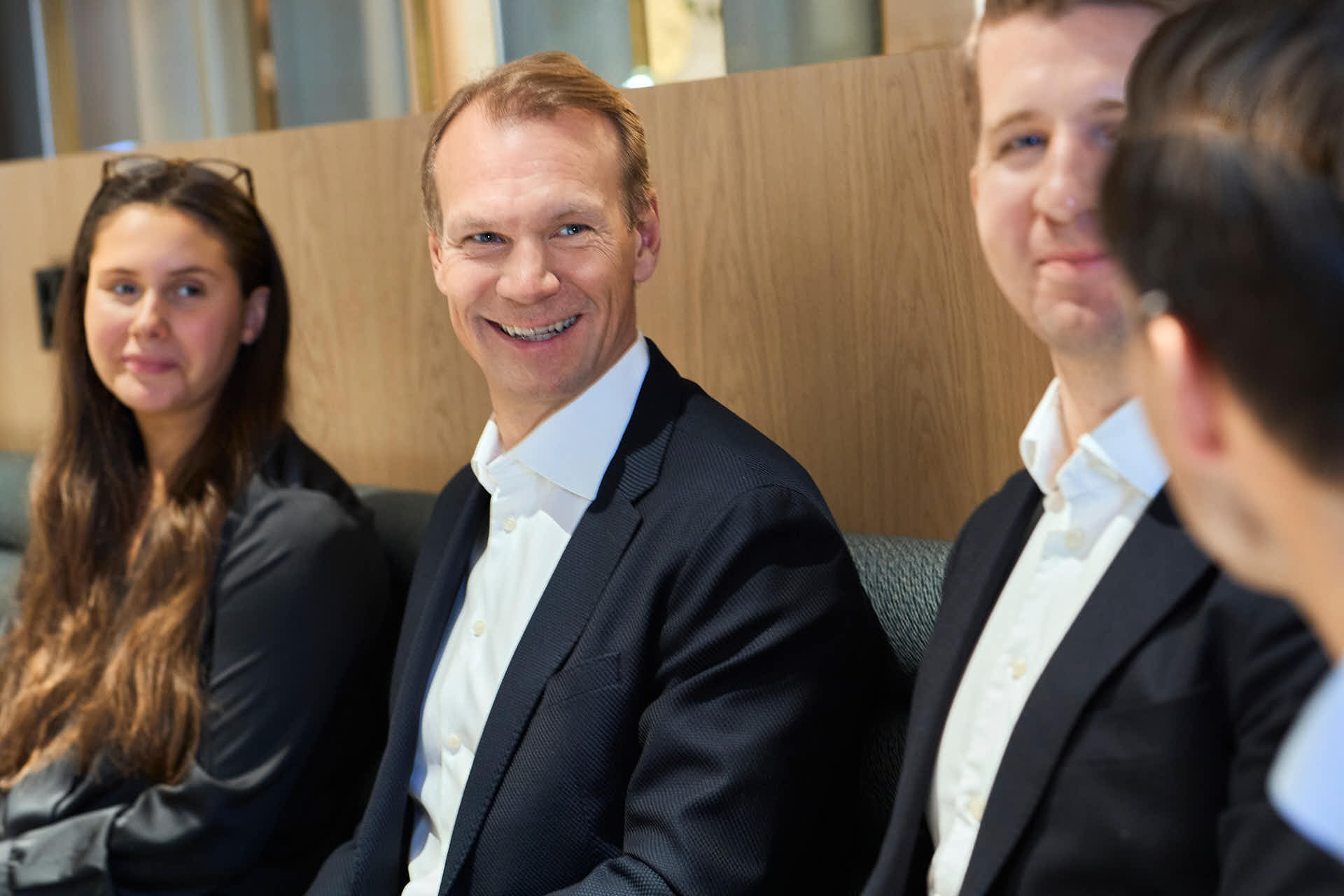 Case personal I samtal med Niklas Lidström, skrattar, foto av Martin Ekwall