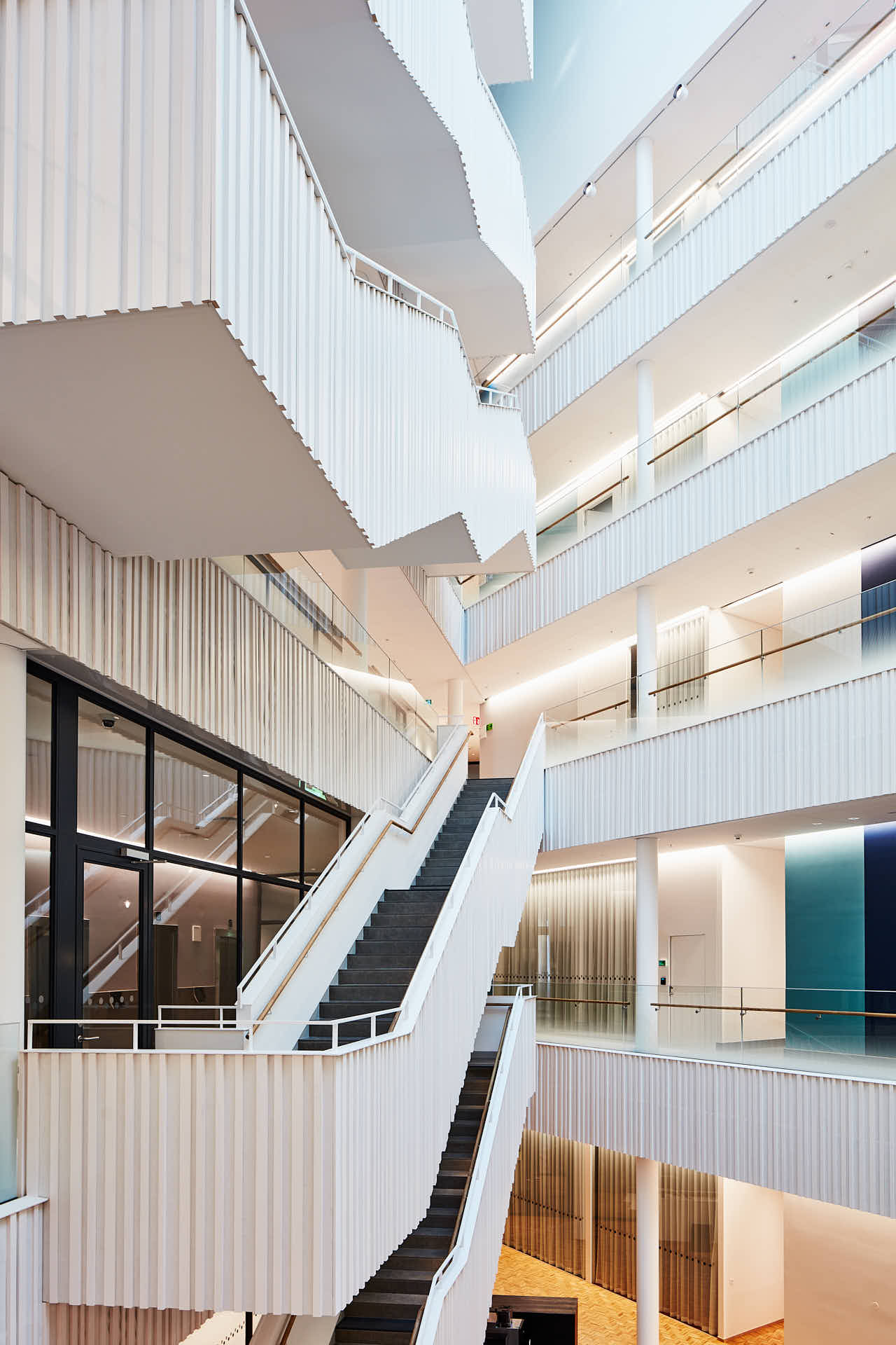 Hos SEB huvudkontor. I hus 3 finns denna atrium formad som en triangel sedd ovanifrån med gångpassager på varje våning utanför kontorsrummen. Foto Martin Ekwall