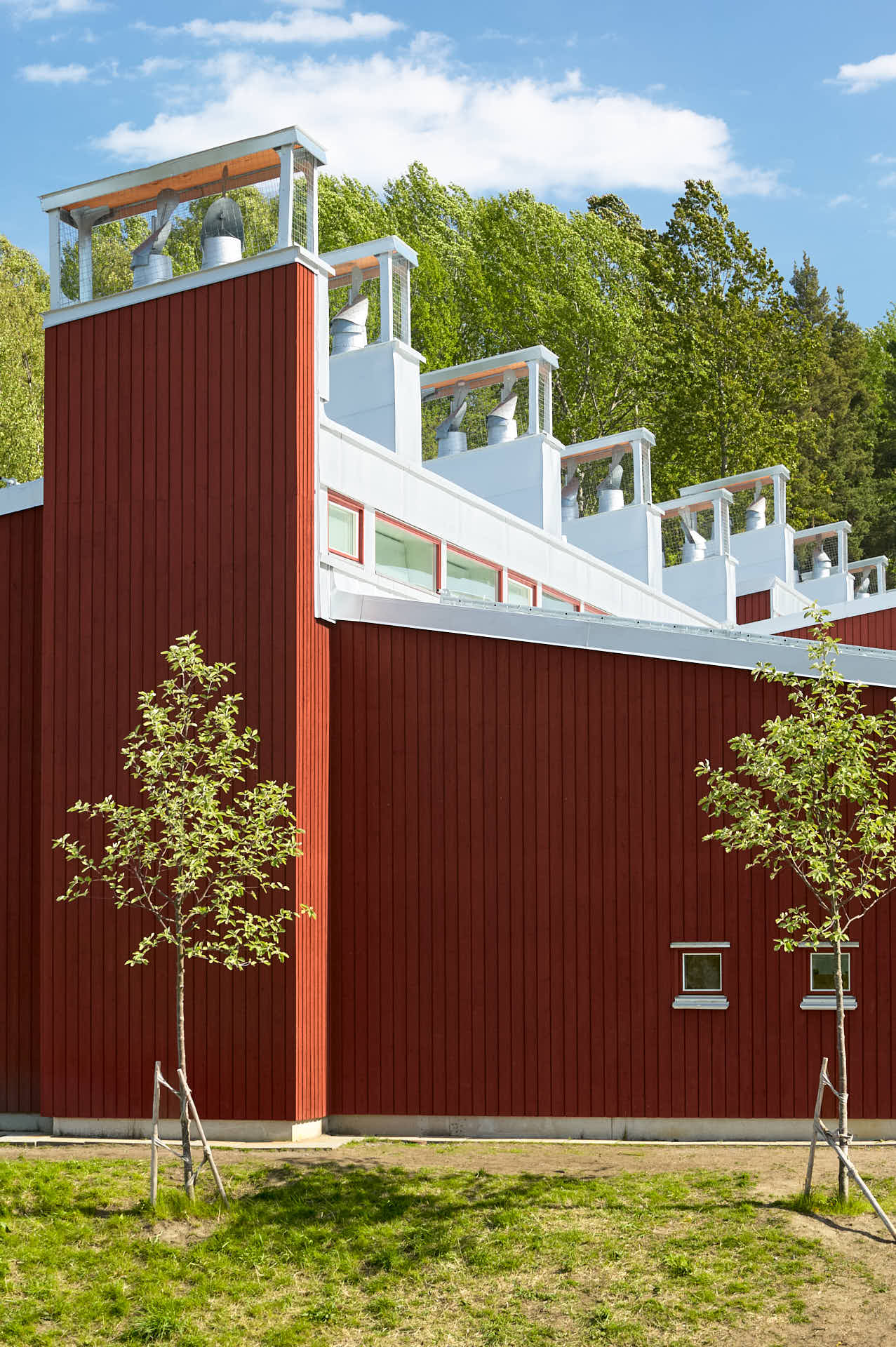 Gavel av Brunns skola i Holmen, Värmdö med självventilerande skorstenar i zinkfärgad plåt. Ritad av White Arkitekter, fotograferad av Martin Ekwall...