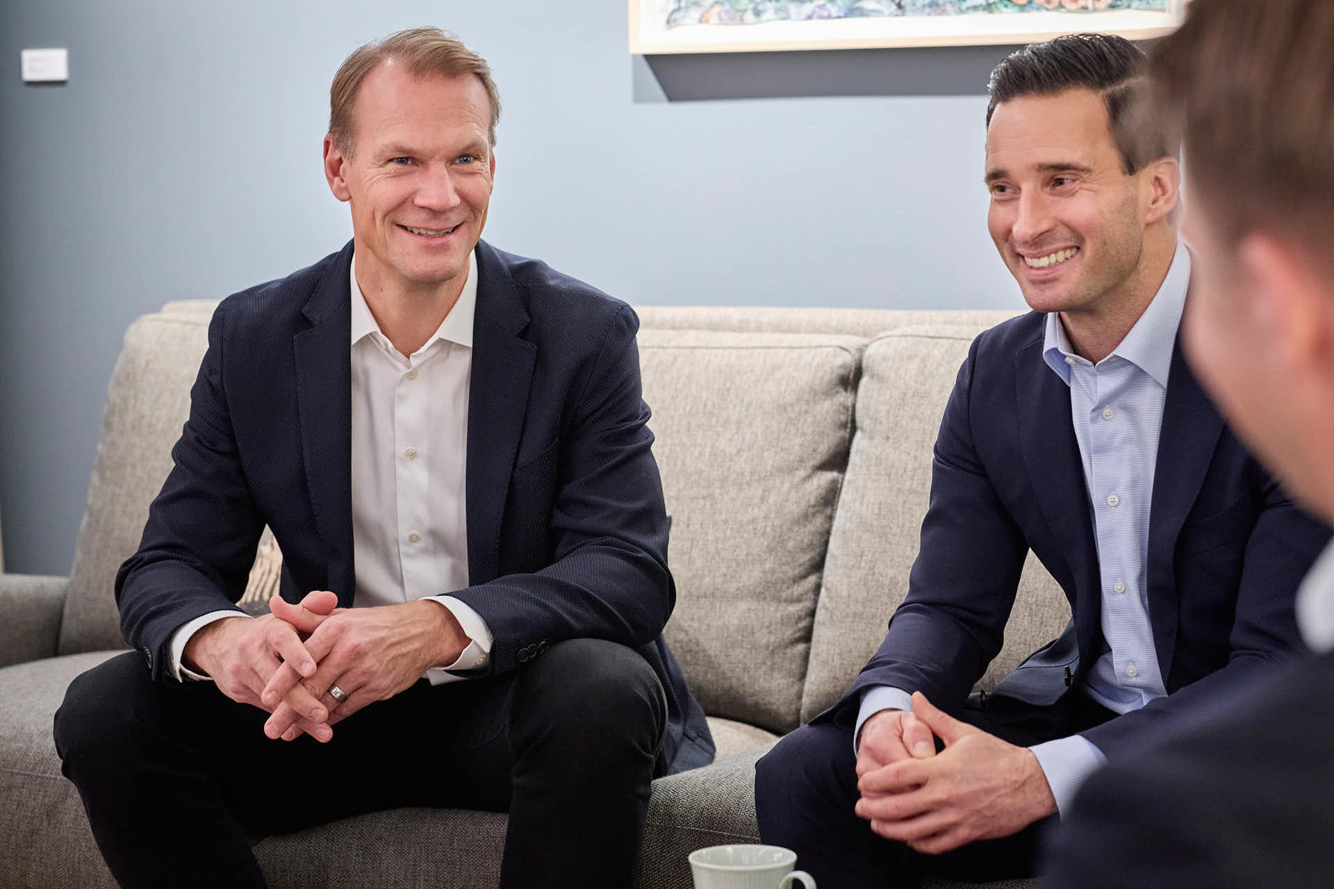 Case-fonder, lounch-miljö Niklas Lidström skrattar med Johan Andrassy, foto av Martin Ekwall