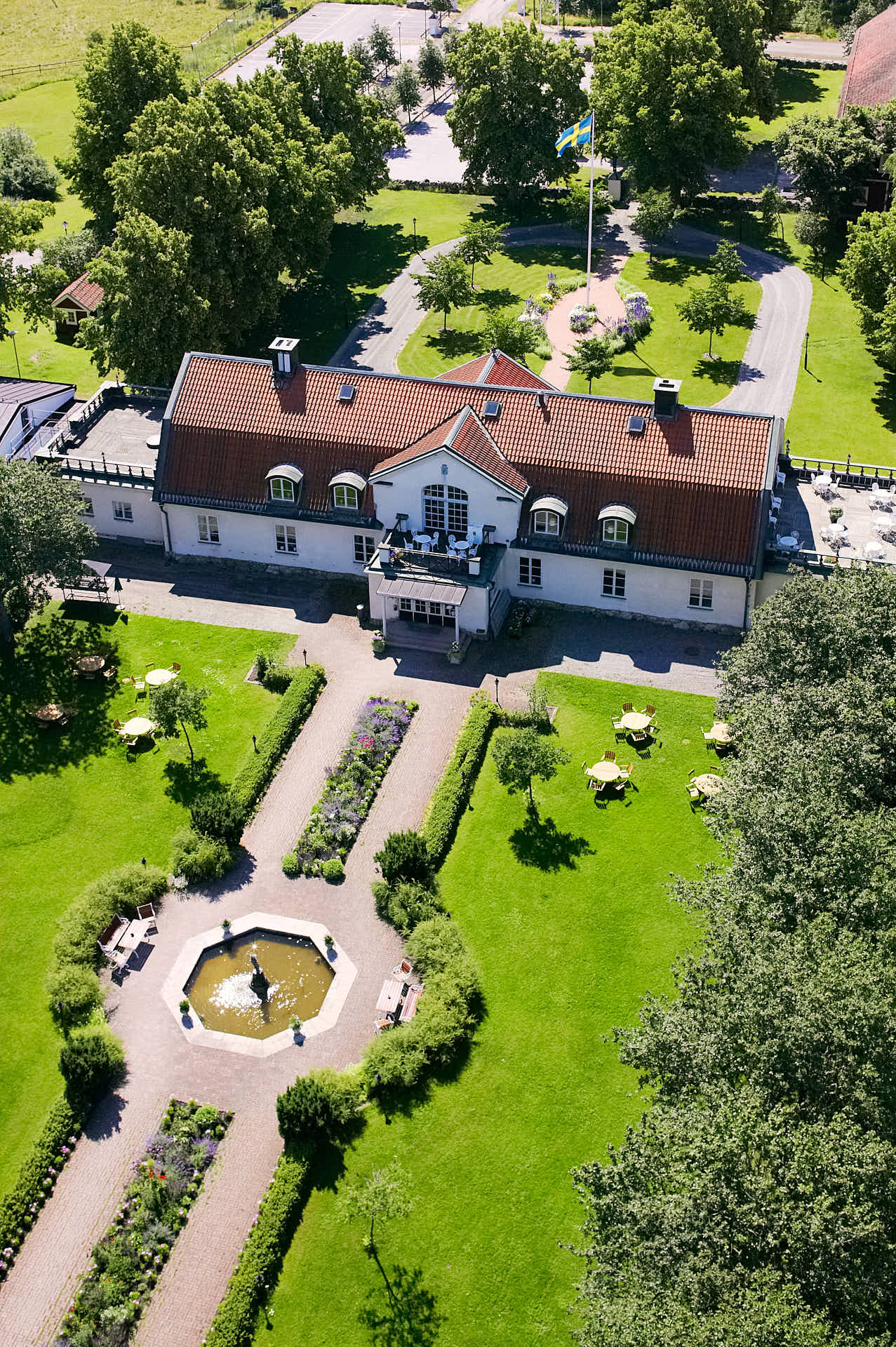 Gallofsta flygfoto herrgard tradggard. Foto Martin Ekwall