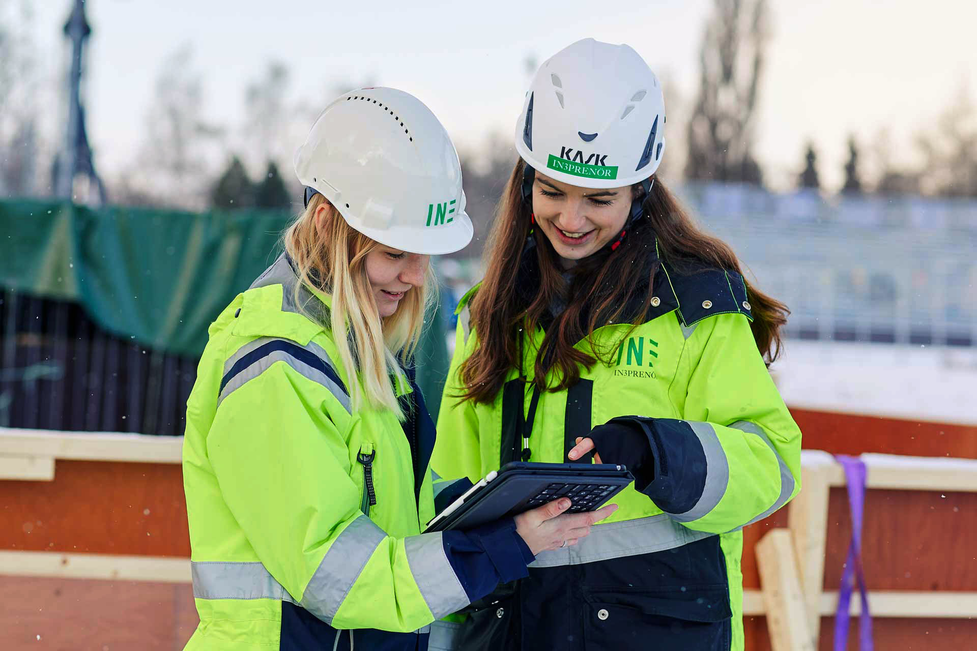 Medarbetare från In3prenör granskar ritning på iPad på Studenternas idrottsplats som del av byggprojektledning. Foto Martin Ekwall.