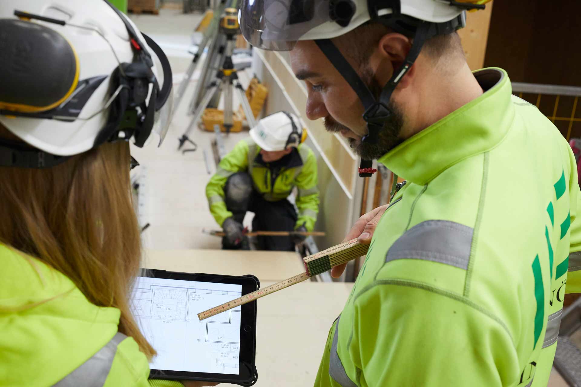 Medarbetare från In3prenör, Lisa och Philip, diskuterar ritning på iPad i projektet Styrpinnen som del av byggprojektledning. Foto Martin Ekwall.
