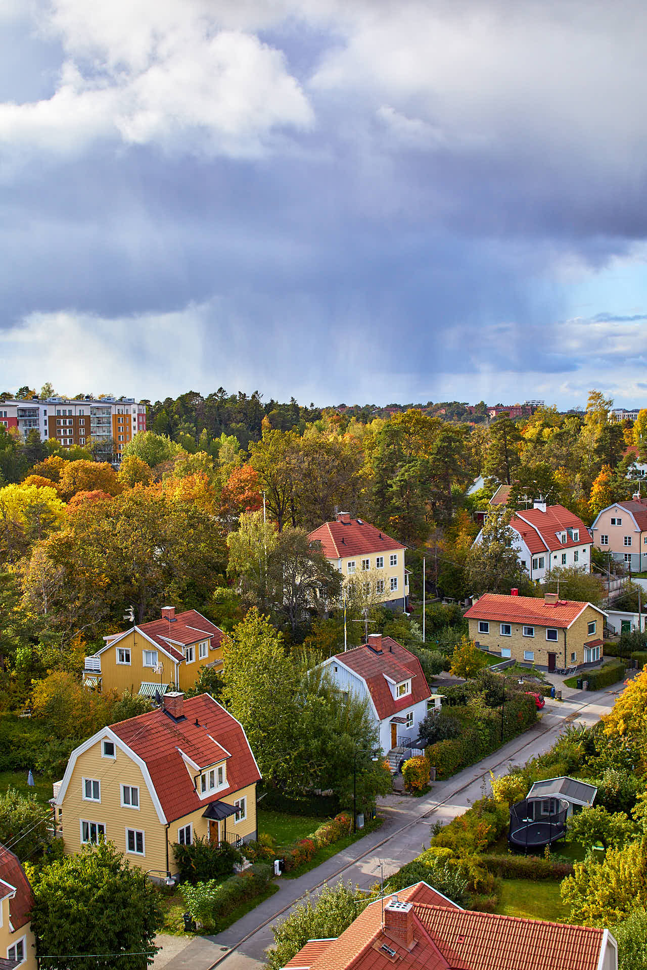 Liftfoto bromma villaomrade hostfarger sol regnby. Foto Martin Ekwall