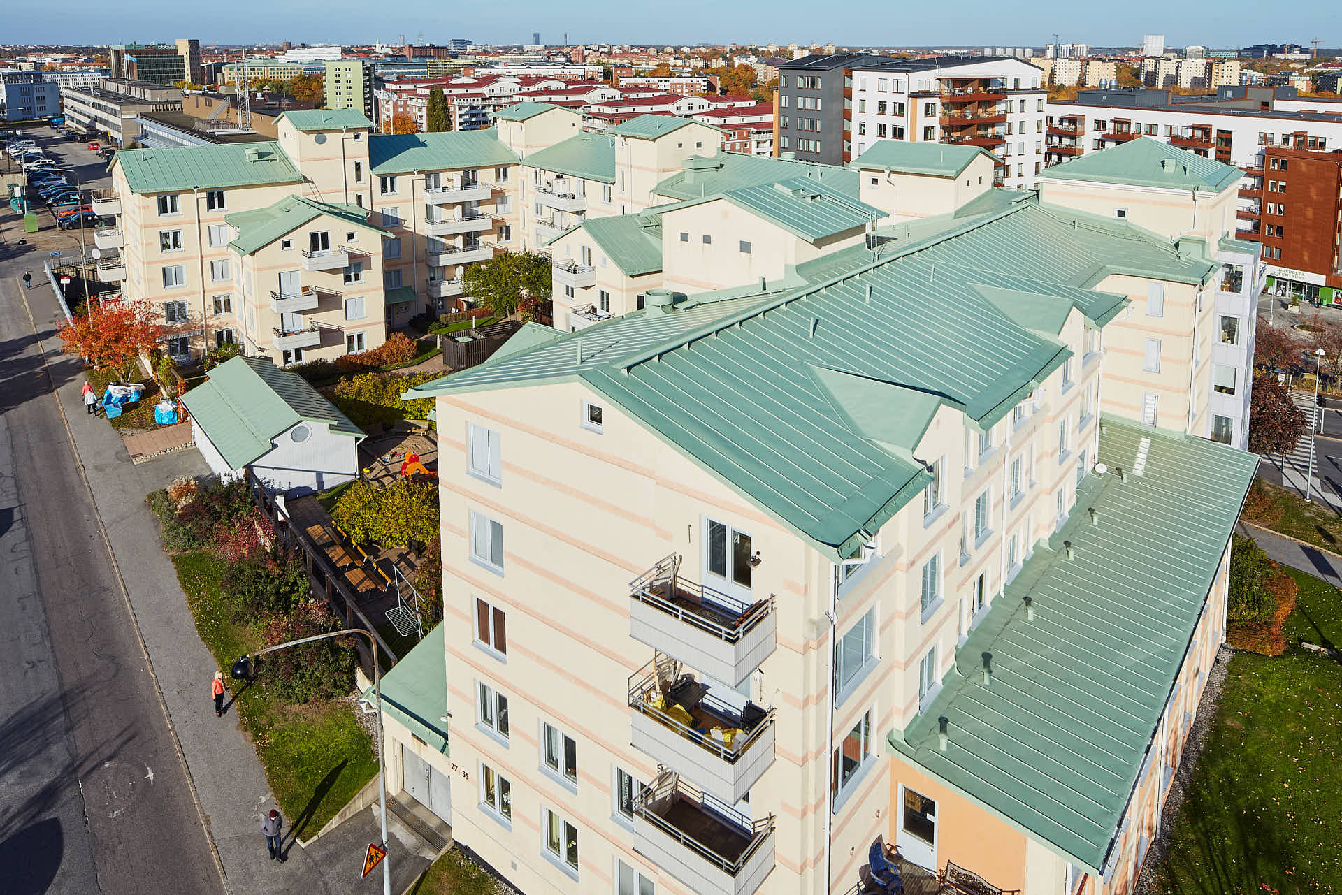 Liftfoto dmtak brf gron tak storgatan solna. Foto Martin Ekwall